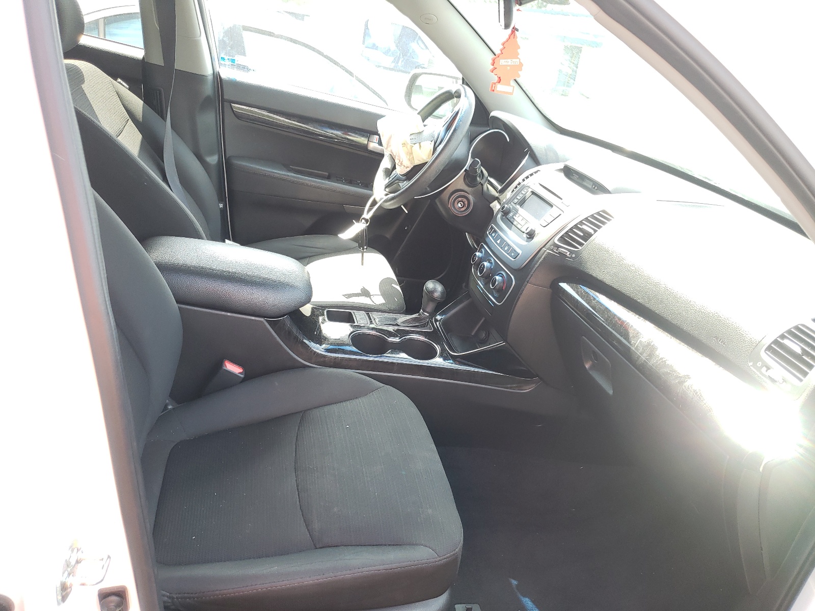 Photo 5 from auction – 2015 KIA SORENTO LX with VIN 5XYKT3A63FG598382
