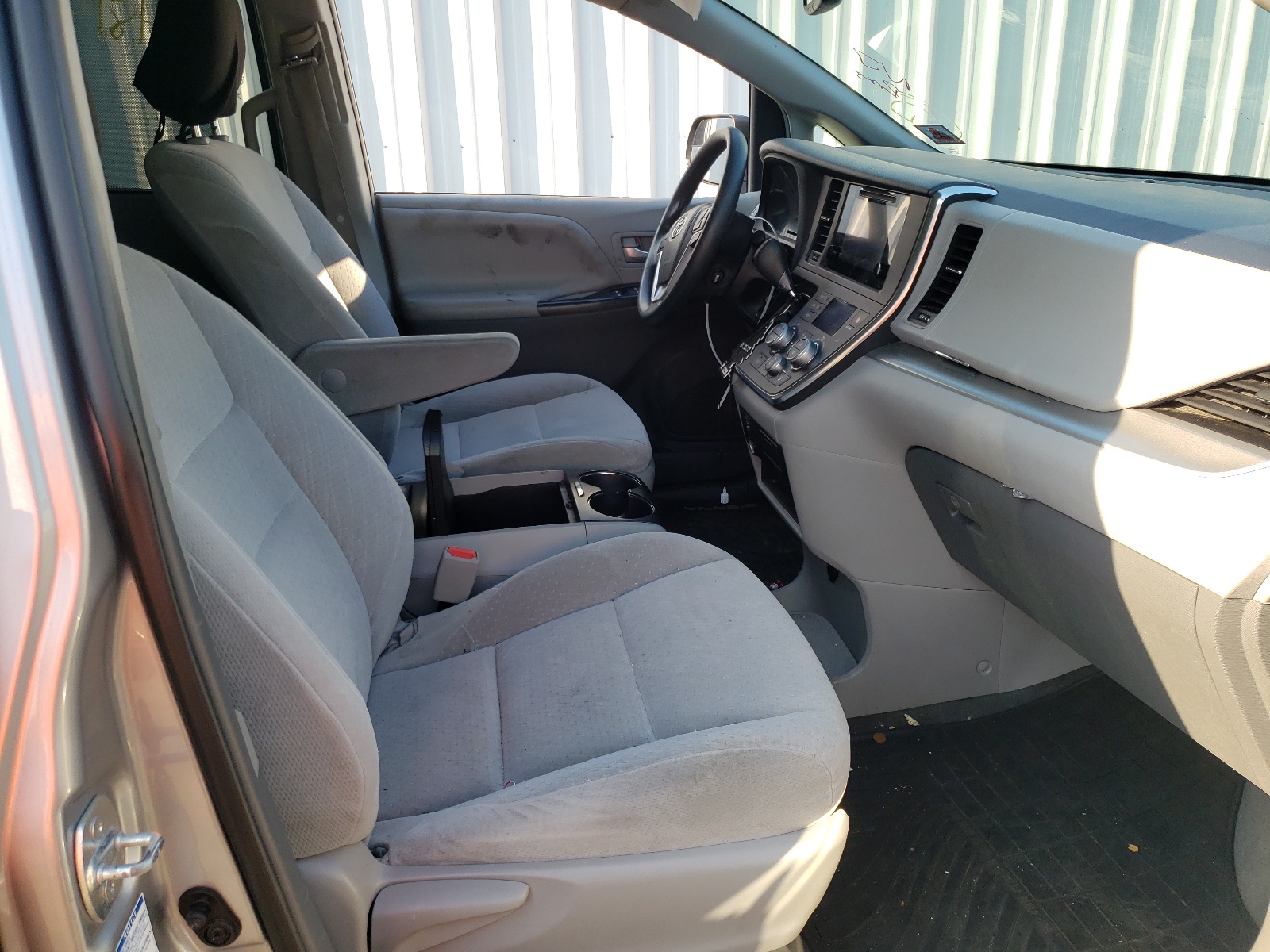 Photo 5 from auction – 2015 TOYOTA SIENNA LE with VIN 5TDJK3DC8FS094932