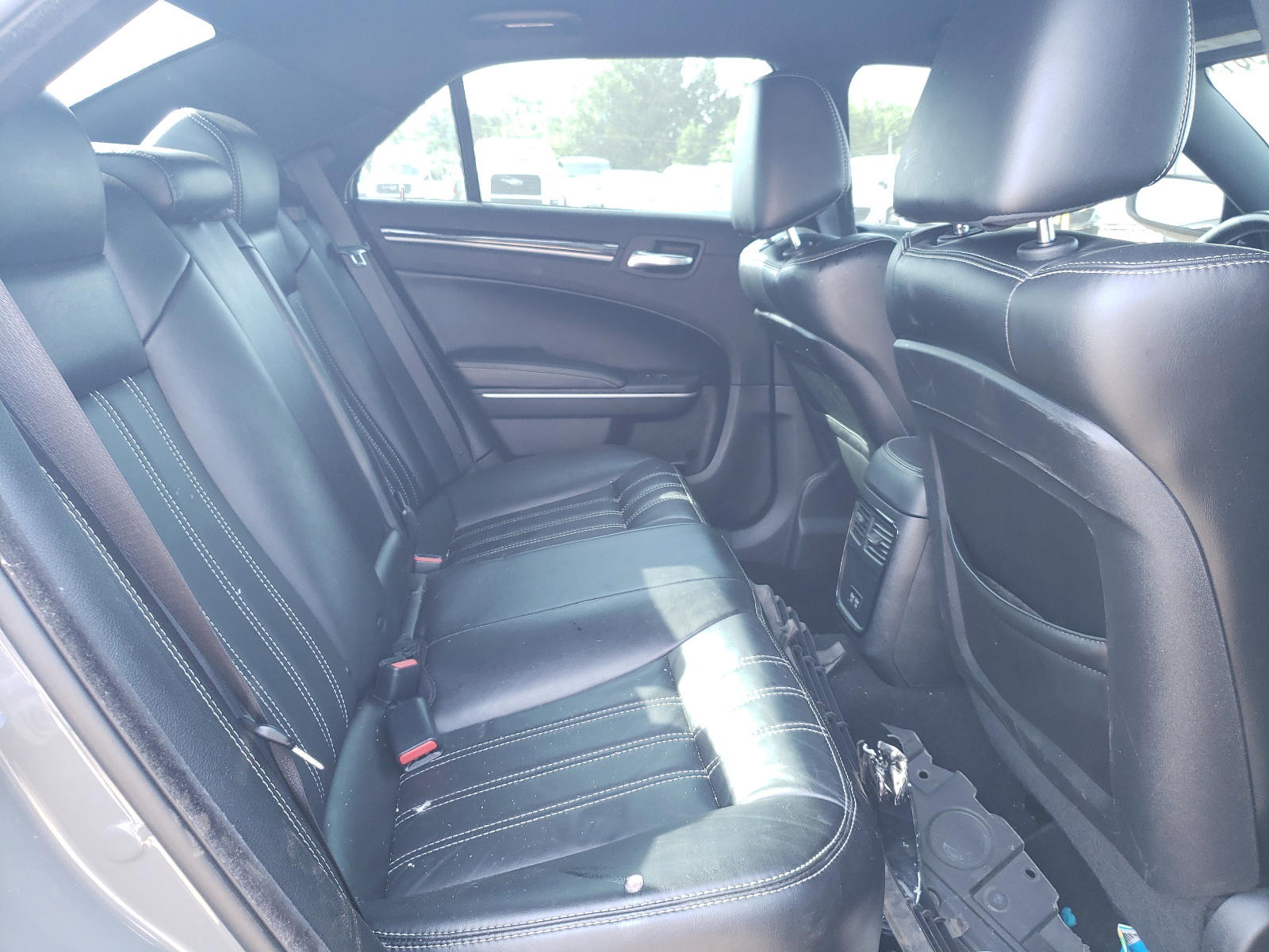 Photo 6 from auction – 2019 CHRYSLER 300 S with VIN 2C3CCABG4KH637254