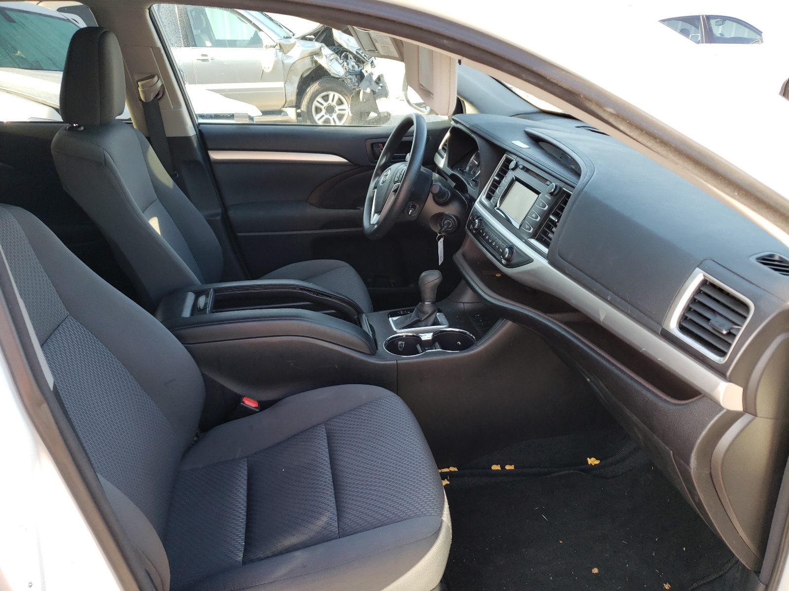 Photo 5 from auction – 2016 TOYOTA HIGHLANDER with VIN 5TDZARFH4GS022175