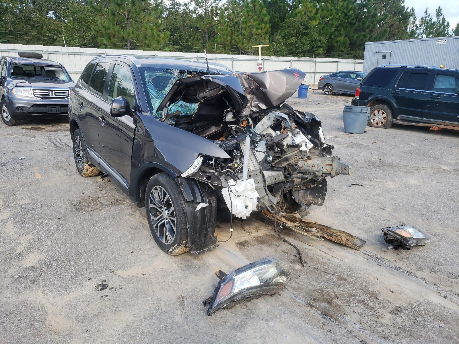 MITSUBISHI OUTLANDER 2017 with VIN JA4AD3A33HZ004872 - Photo from auction