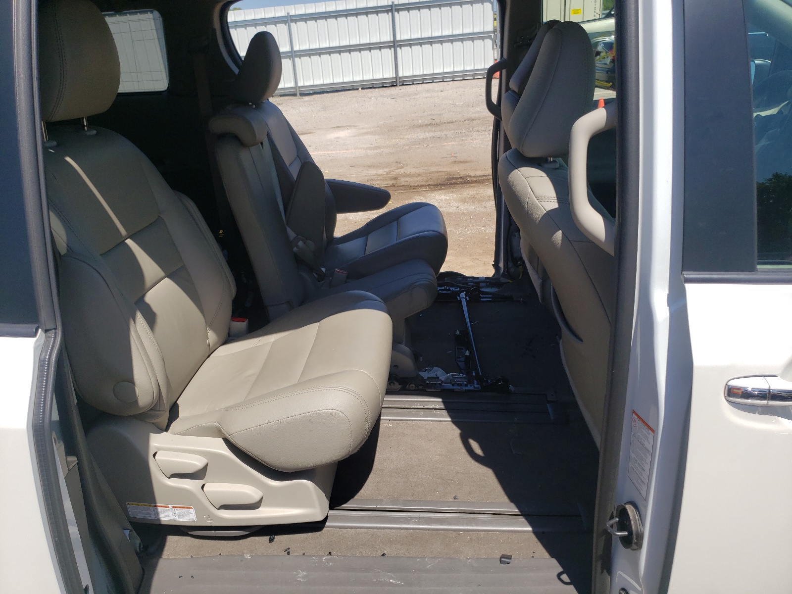 Photo 6 from auction – 2017 TOYOTA SIENNA XLE with VIN 5TDYZ3DC6HS839660