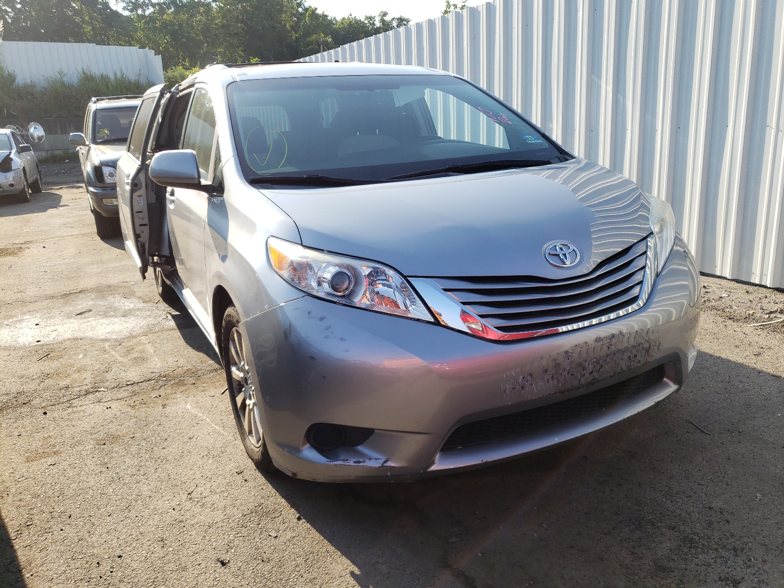Photo 1 from auction – 2015 TOYOTA SIENNA LE with VIN 5TDJK3DC8FS094932