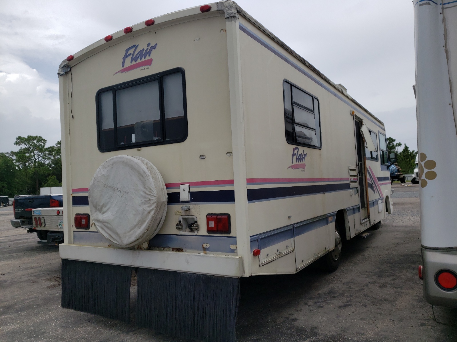 Photo 4 from auction – 1994 FLEE FLAIR with VIN 1GBKP37N8P3319232