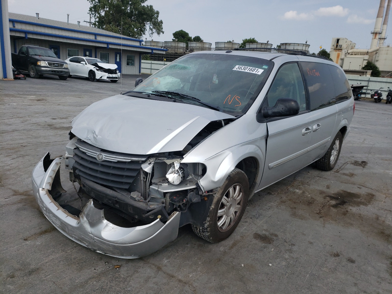 Photo 2 from auction – 2006 CHRYSLER TOWN & COU with VIN 2A4GP54L56R823172