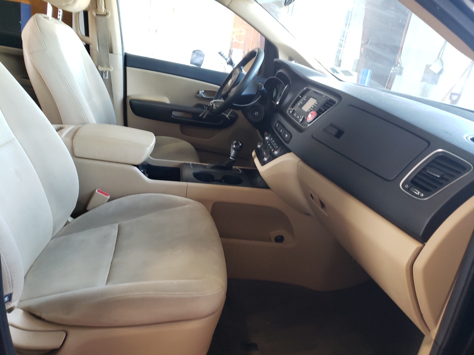 Photo 5 from auction – 2015 KIA SEDONA LX with VIN KNDMB5C15F6059998
