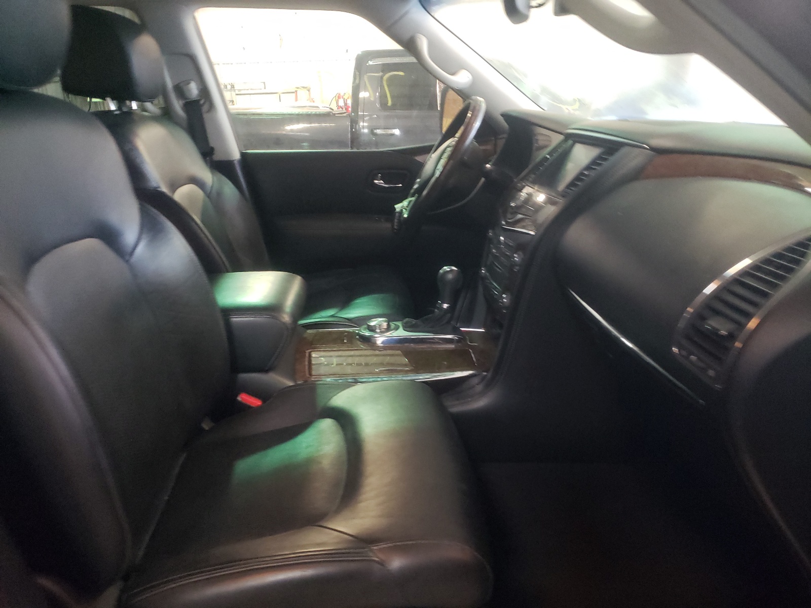 Photo 5 from auction – 2015 INFINITI QX80 with VIN JN8AZ2NE2F9080274