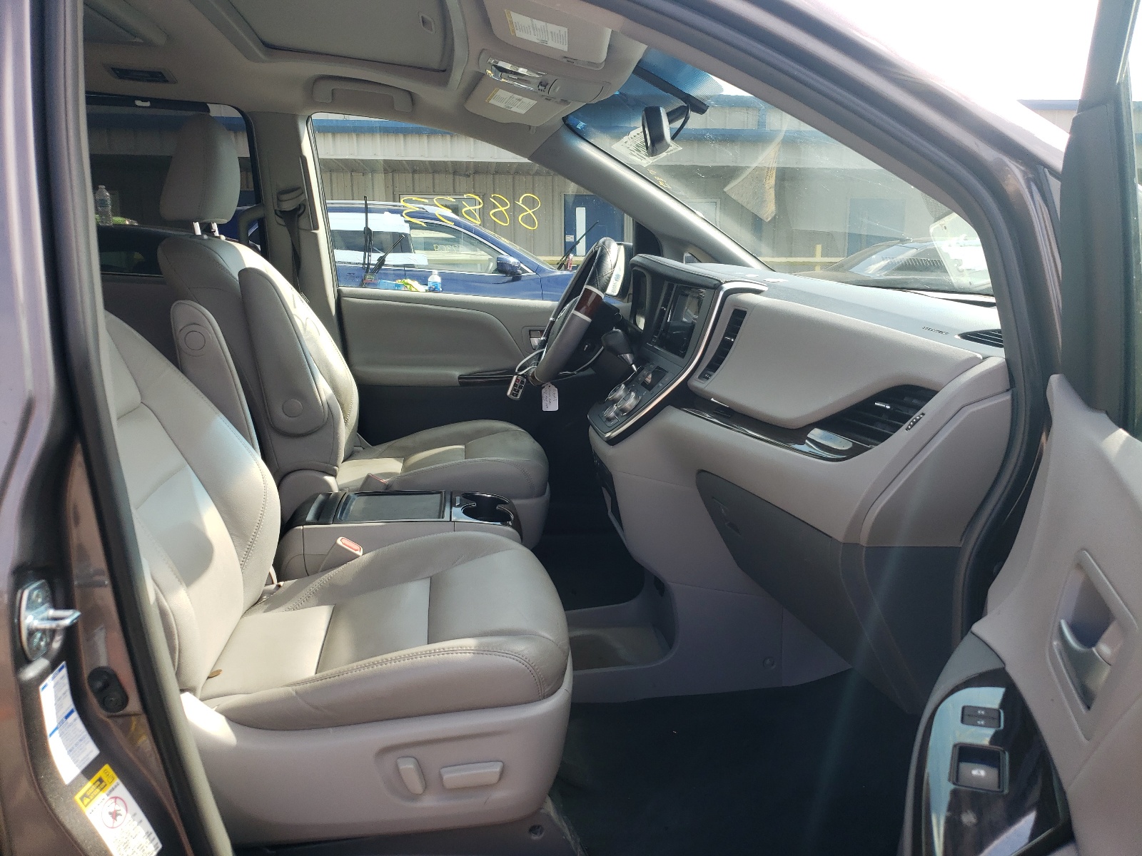 Photo 5 from auction – 2015 TOYOTA SIENNA XLE with VIN 5TDDK3DC2FS126996