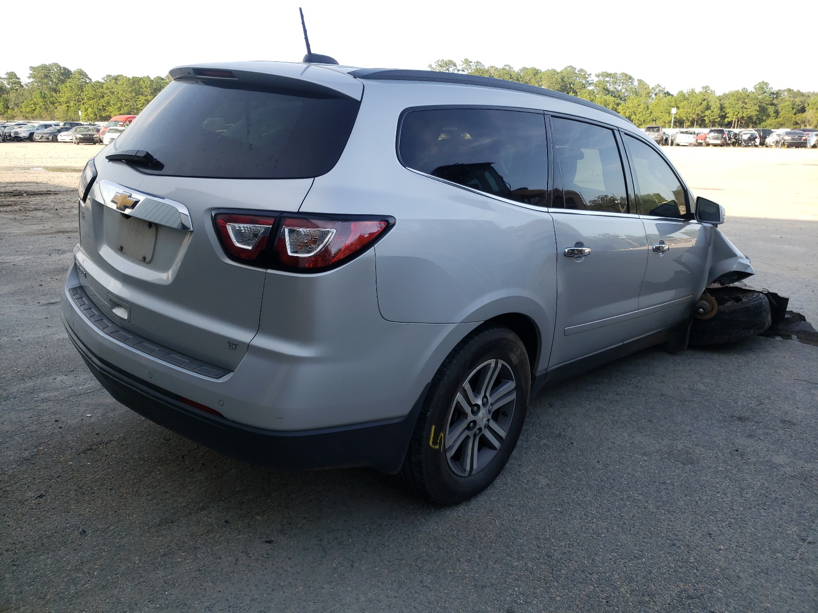 Photo 4 from auction – 2017 CHEVROLET TRAVERSE L with VIN 1GNKRGKD7HJ190688