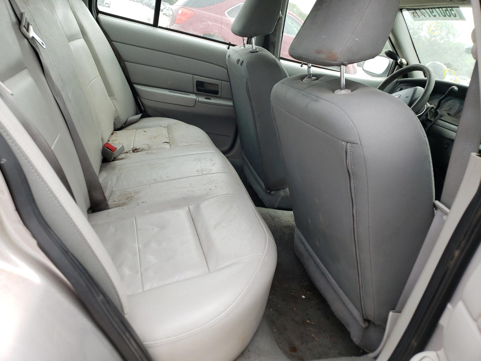Photo 6 from auction – 2005 FORD CROWN VICT with VIN 2FAFP71W75X119258