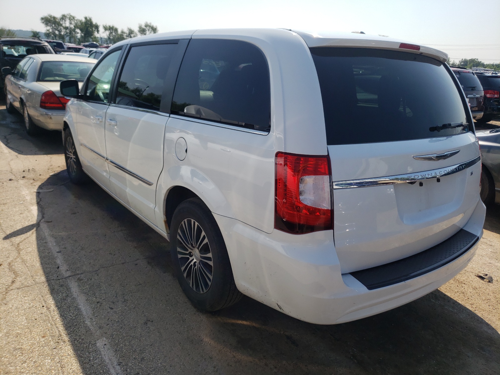 Photo 3 from auction – 2014 CHRYSLER TOWN & COU with VIN 2C4RC1HG8ER238438