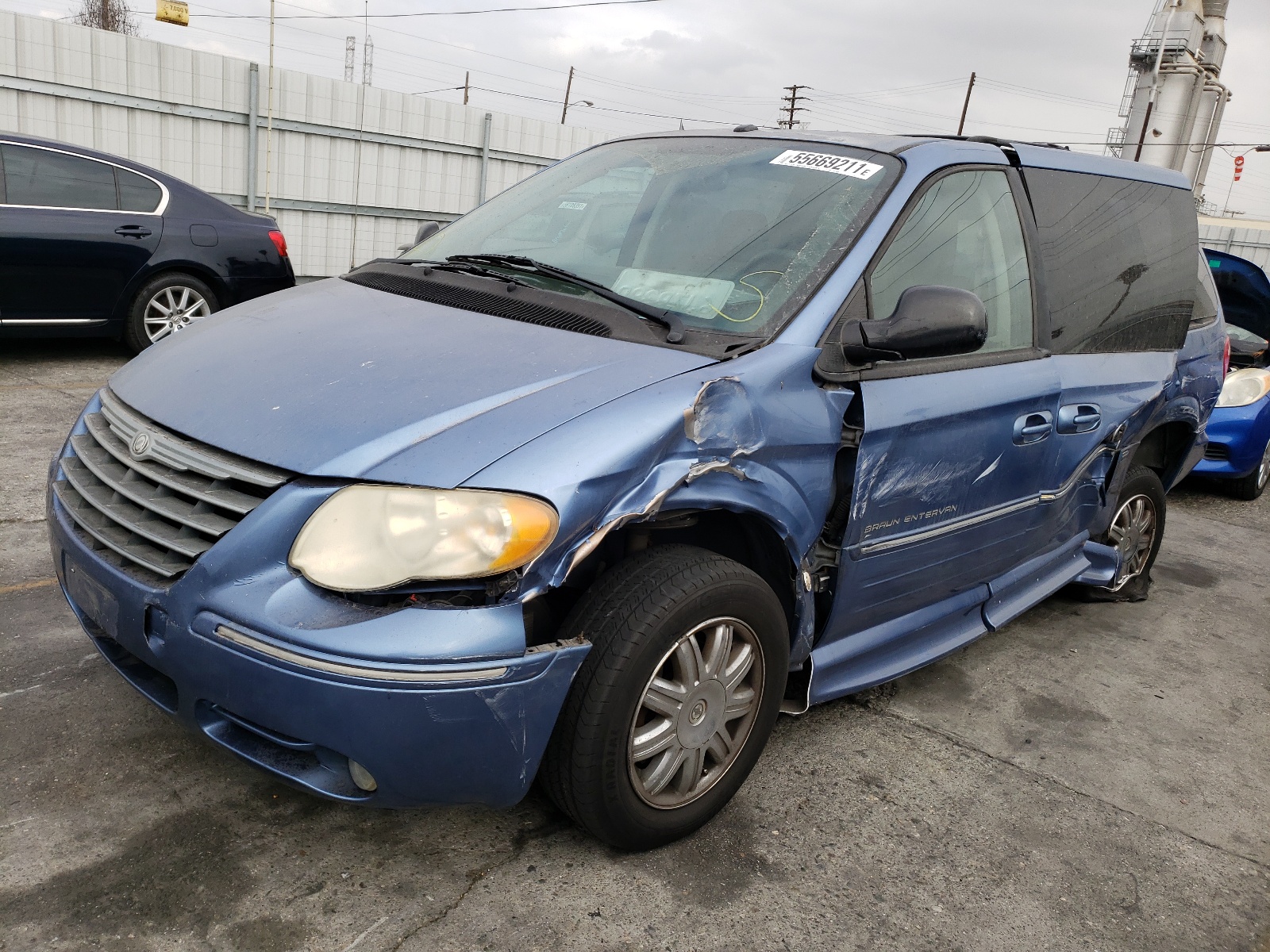 Photo 2 from auction – 2007 CHRYSLER TOWN & COU with VIN 2A4GP64L57R315033