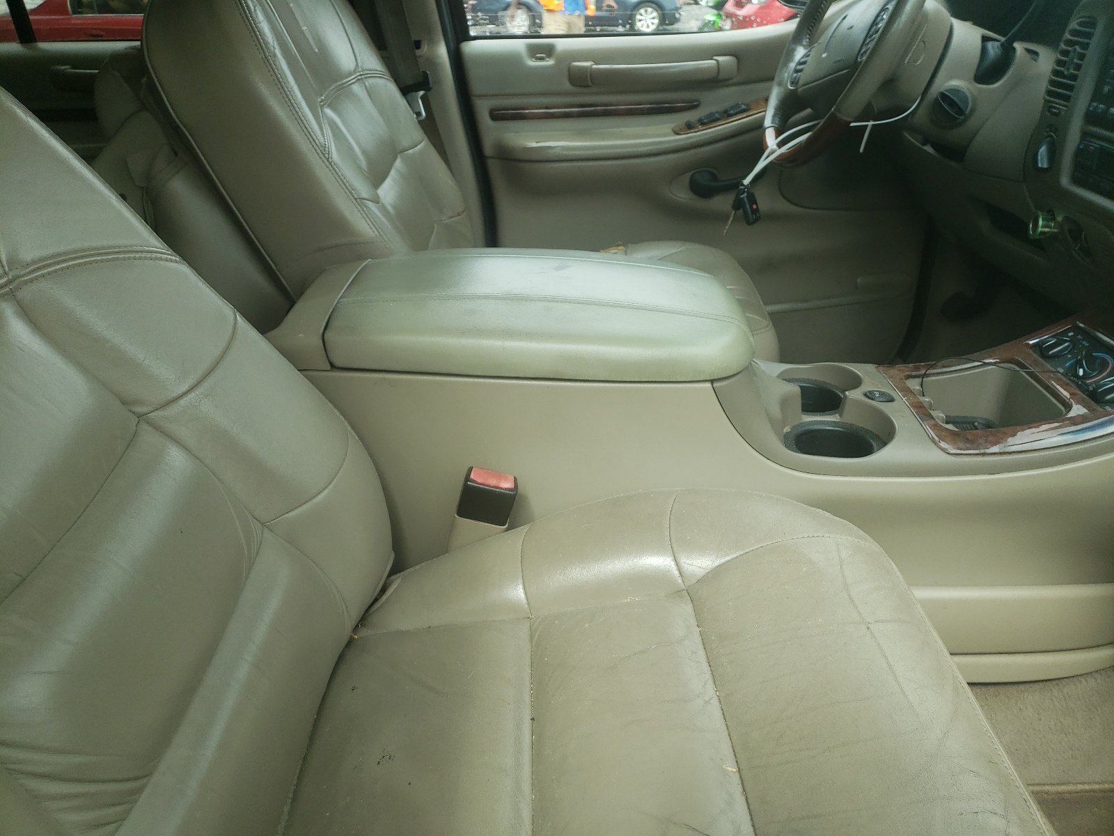 Photo 5 from auction – 2001 LINCOLN NAVIGATOR with VIN 5LMFU28R11LJ27362