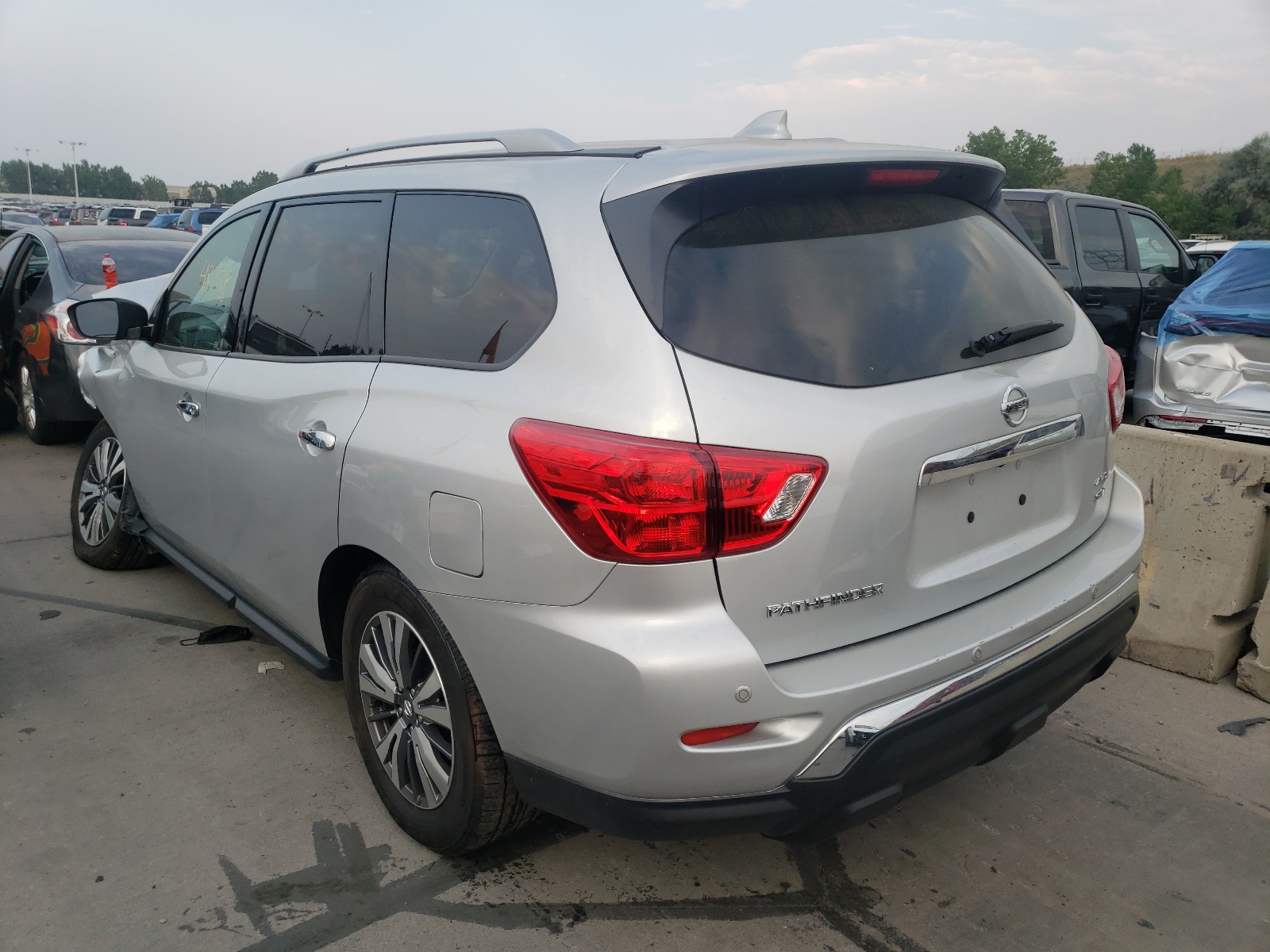 Photo 3 from auction – 2019 NISSAN PATHFINDER with VIN 5N1DR2MM9KC617846