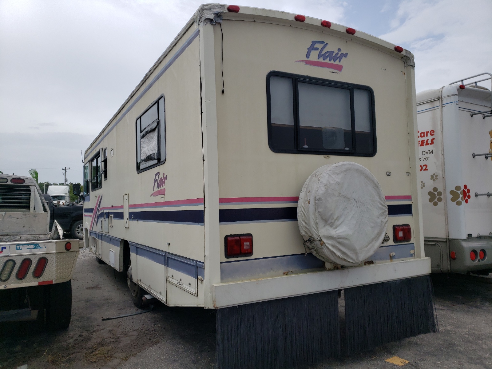 Photo 3 from auction – 1994 FLEE FLAIR with VIN 1GBKP37N8P3319232