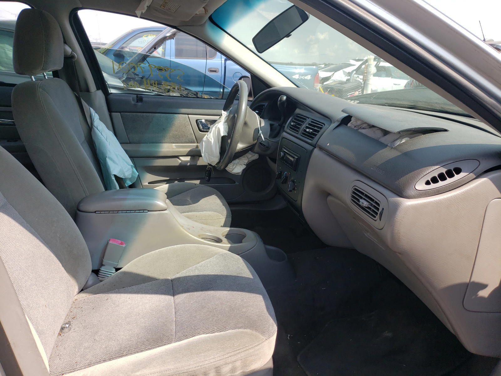 Photo 5 from auction – 2000 FORD TAURUS LX with VIN 1FAFP5223YG226401