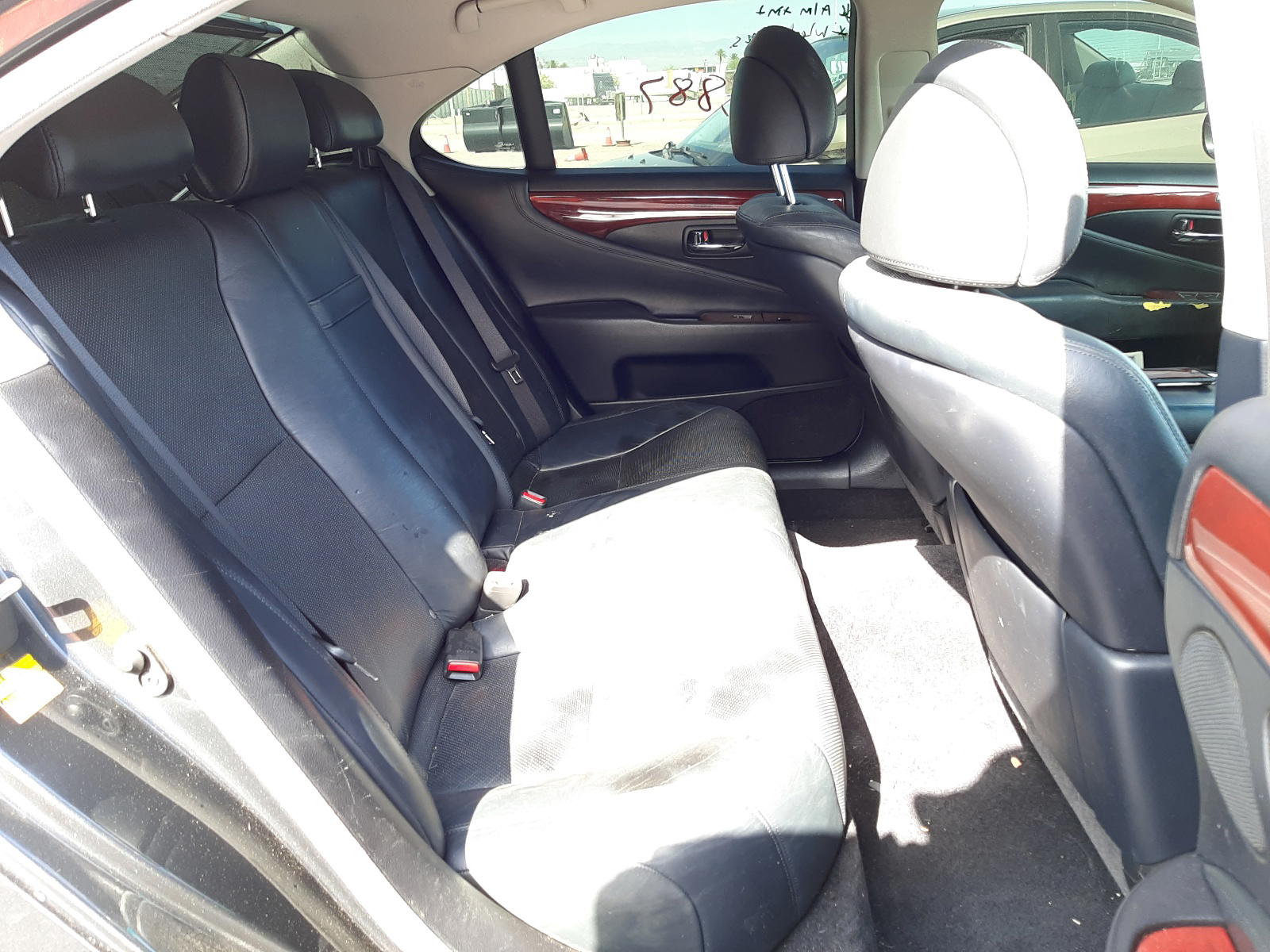 Photo 6 from auction – 2011 LEXUS LS 460 with VIN JTHBL5EF3B5106909
