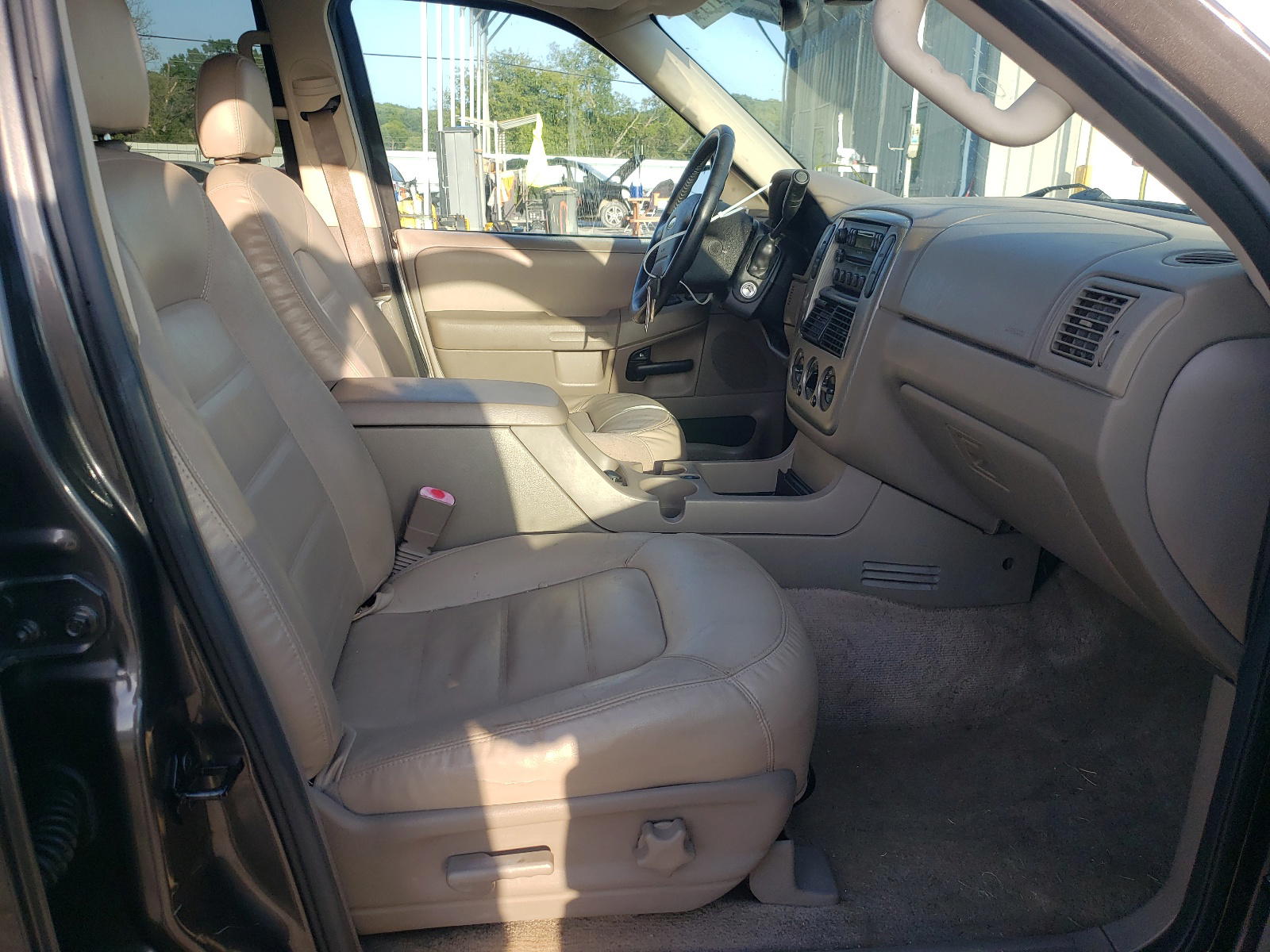 Photo 5 from auction – 2005 FORD EXPLORER X with VIN 1FMZU63K55UA67555
