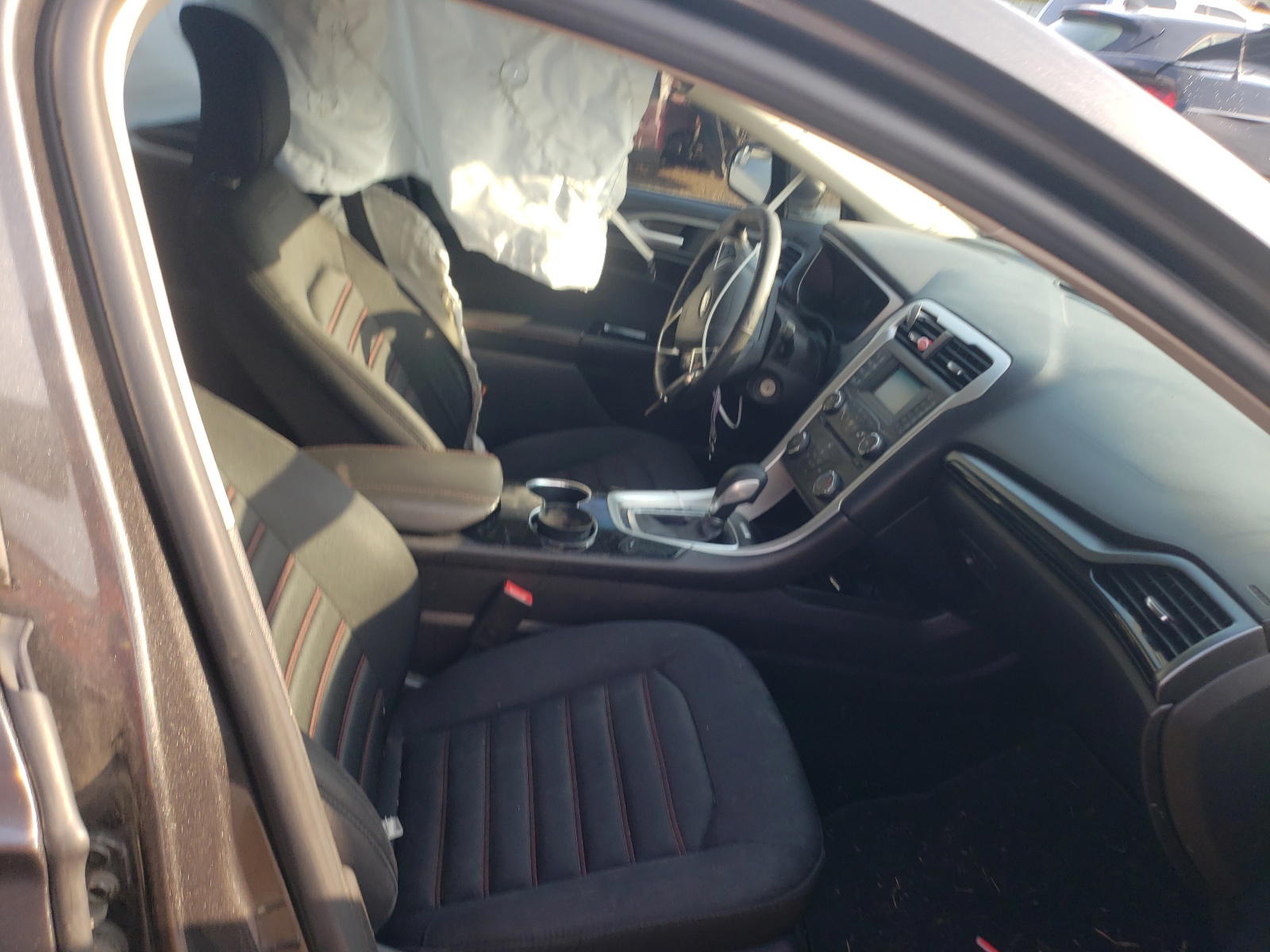 Photo 5 from auction – 2016 FORD FUSION SE with VIN 3FA6P0HD2GR392251