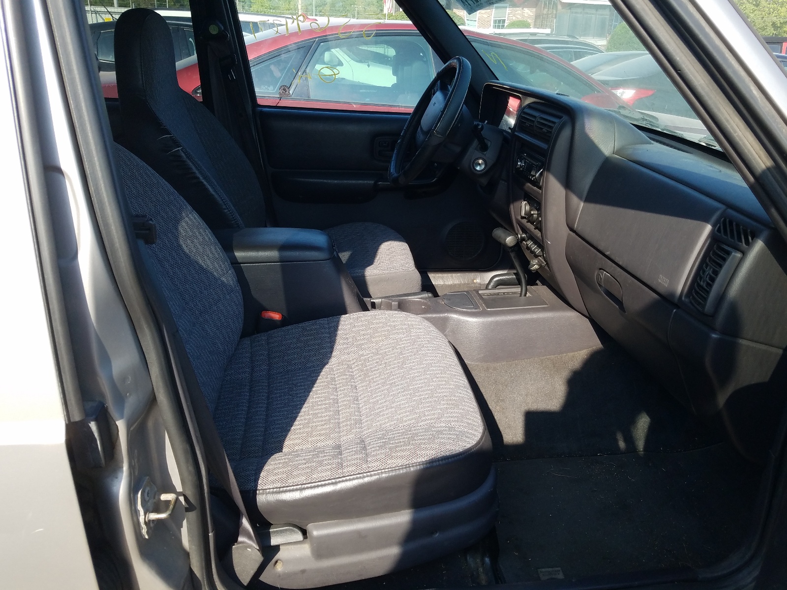 Photo 5 from auction – 2001 JEEP CHEROKEE with VIN 1J4FF48S11L626043