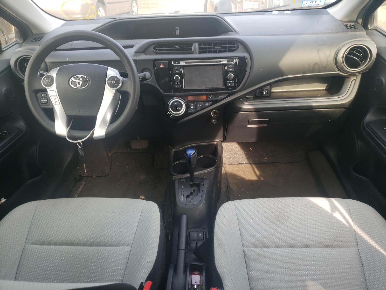 Photo 9 from auction – 2015 TOYOTA PRIUS C with VIN JTDKDTB34F1581317