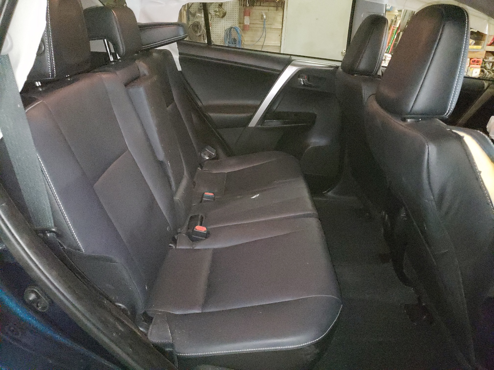 Photo 6 from auction – 2018 TOYOTA RAV4 LIMIT with VIN JTMDFREV3JJ745393