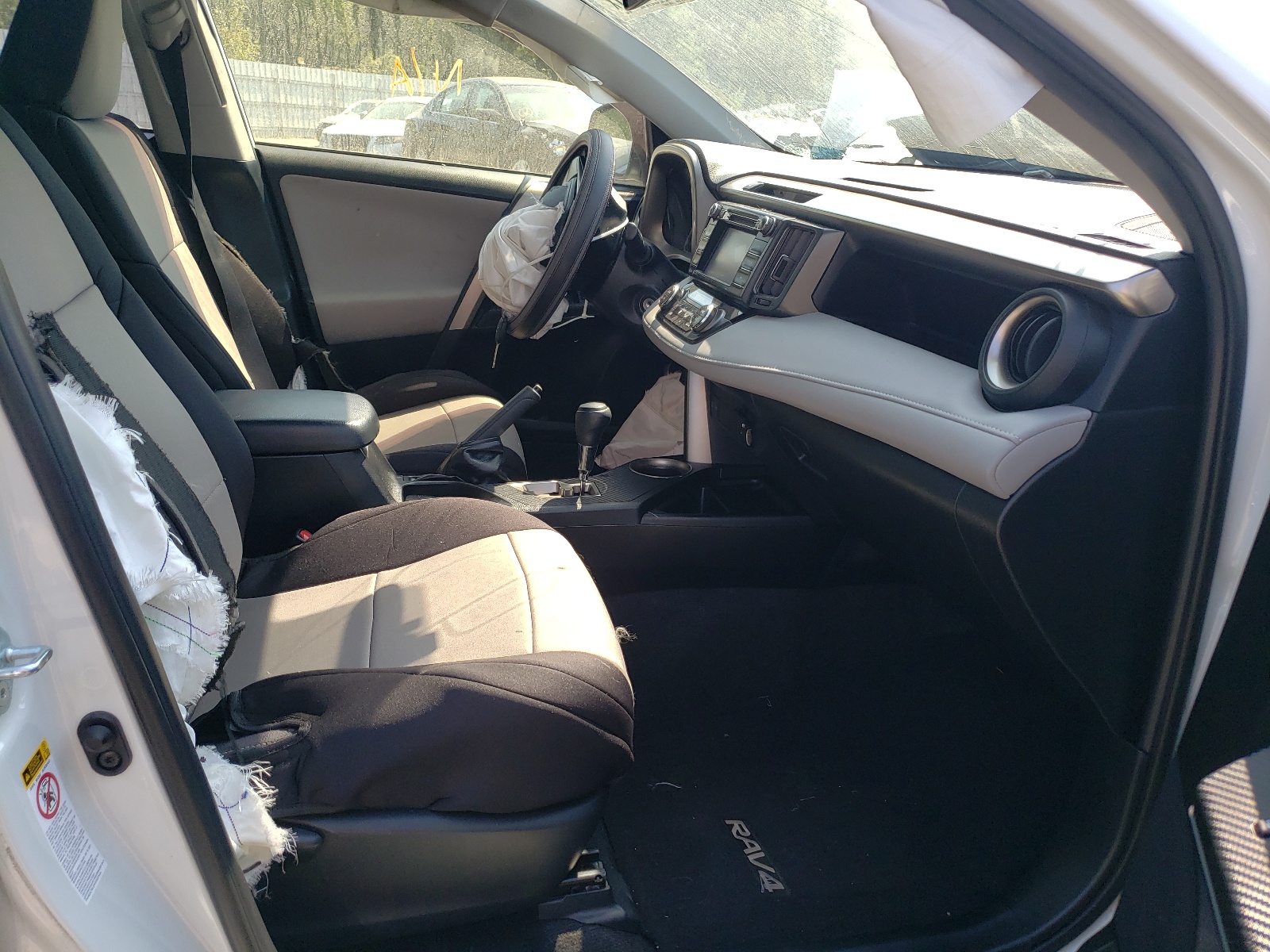 Photo 5 from auction – 2015 TOYOTA RAV4 XLE with VIN JTMRFREV5FJ046831