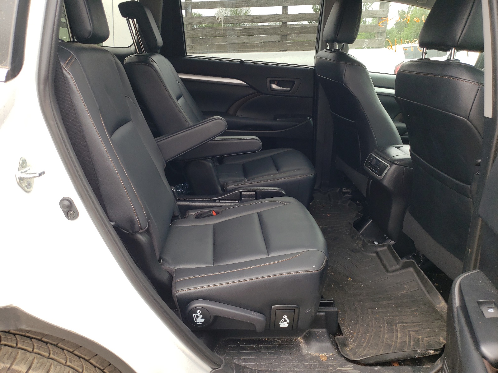 Photo 6 from auction – 2019 TOYOTA HIGHLANDER with VIN 5TDJZRFHXKS569627