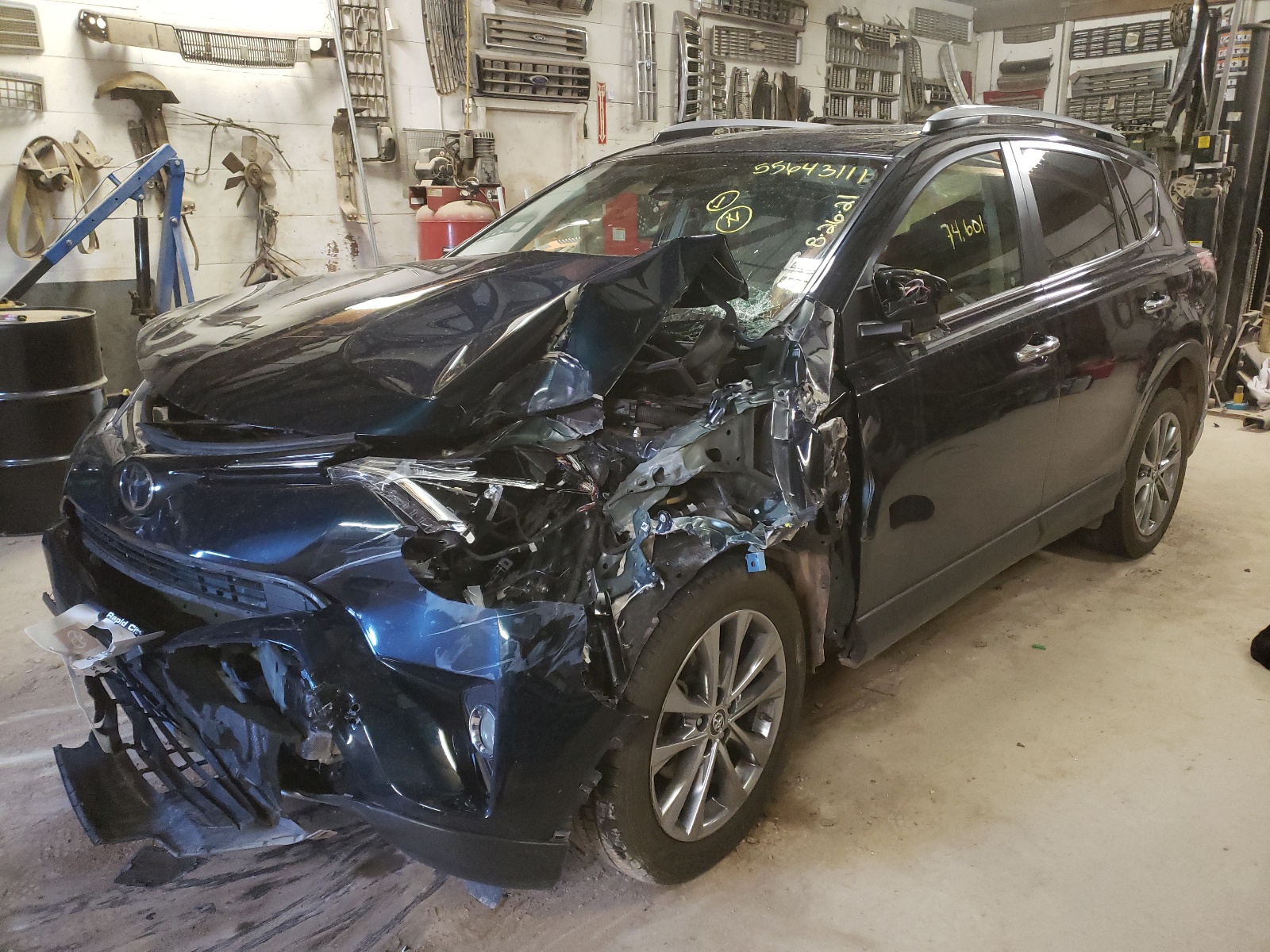 Photo 2 from auction – 2018 TOYOTA RAV4 LIMIT with VIN JTMDFREV3JJ745393