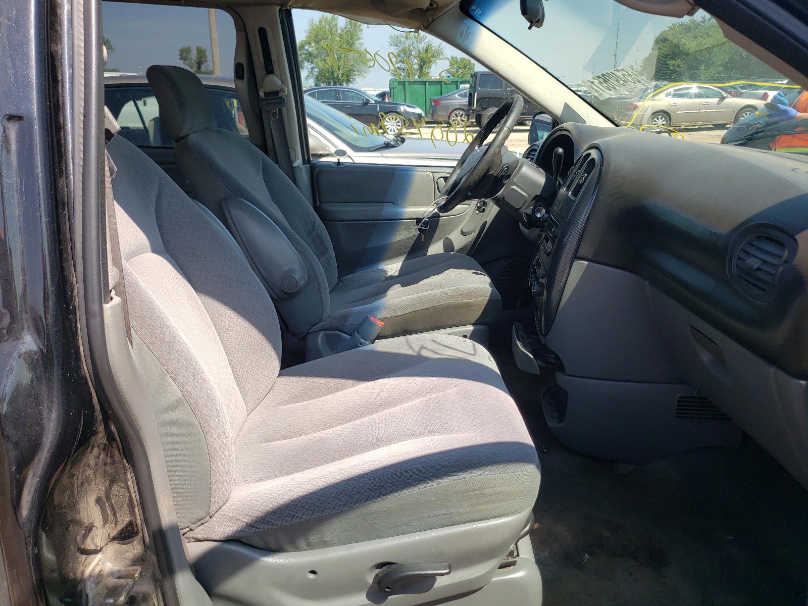 Photo 5 from auction – 2005 DODGE GRAND CARA with VIN 2D4GP44L85R498924