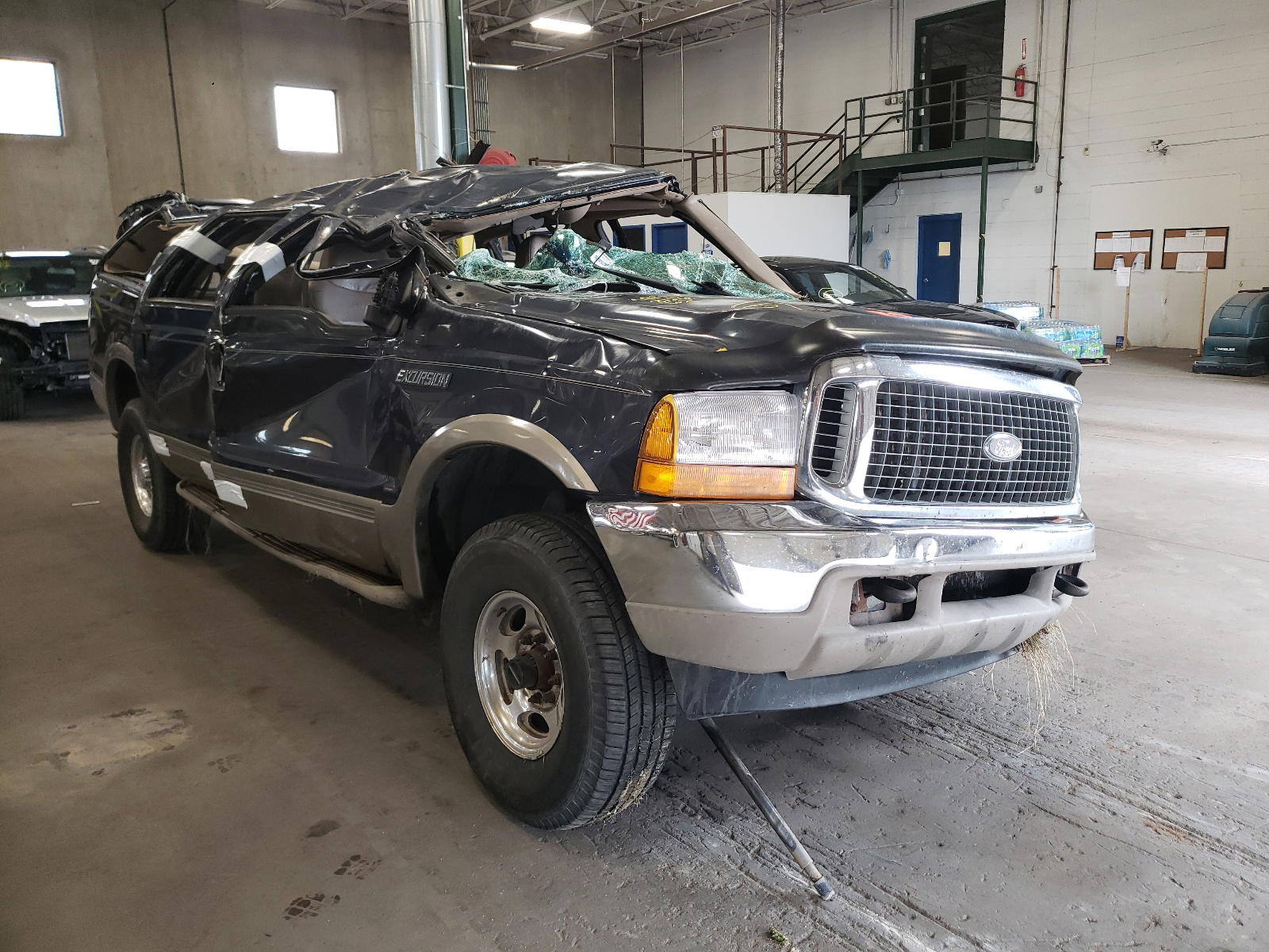 FORD EXCURSION 2000 with VIN 1FMSU43F3YEA85477 - Photo from auction