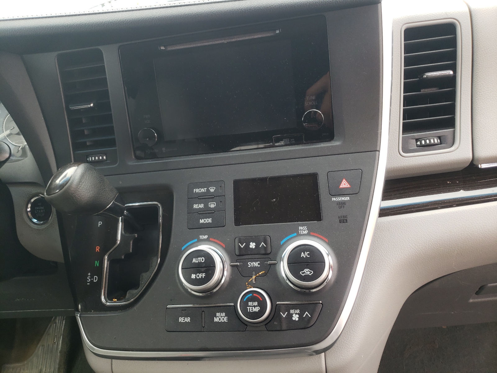 Photo 9 from auction – 2015 TOYOTA SIENNA XLE with VIN 5TDDK3DC2FS126996