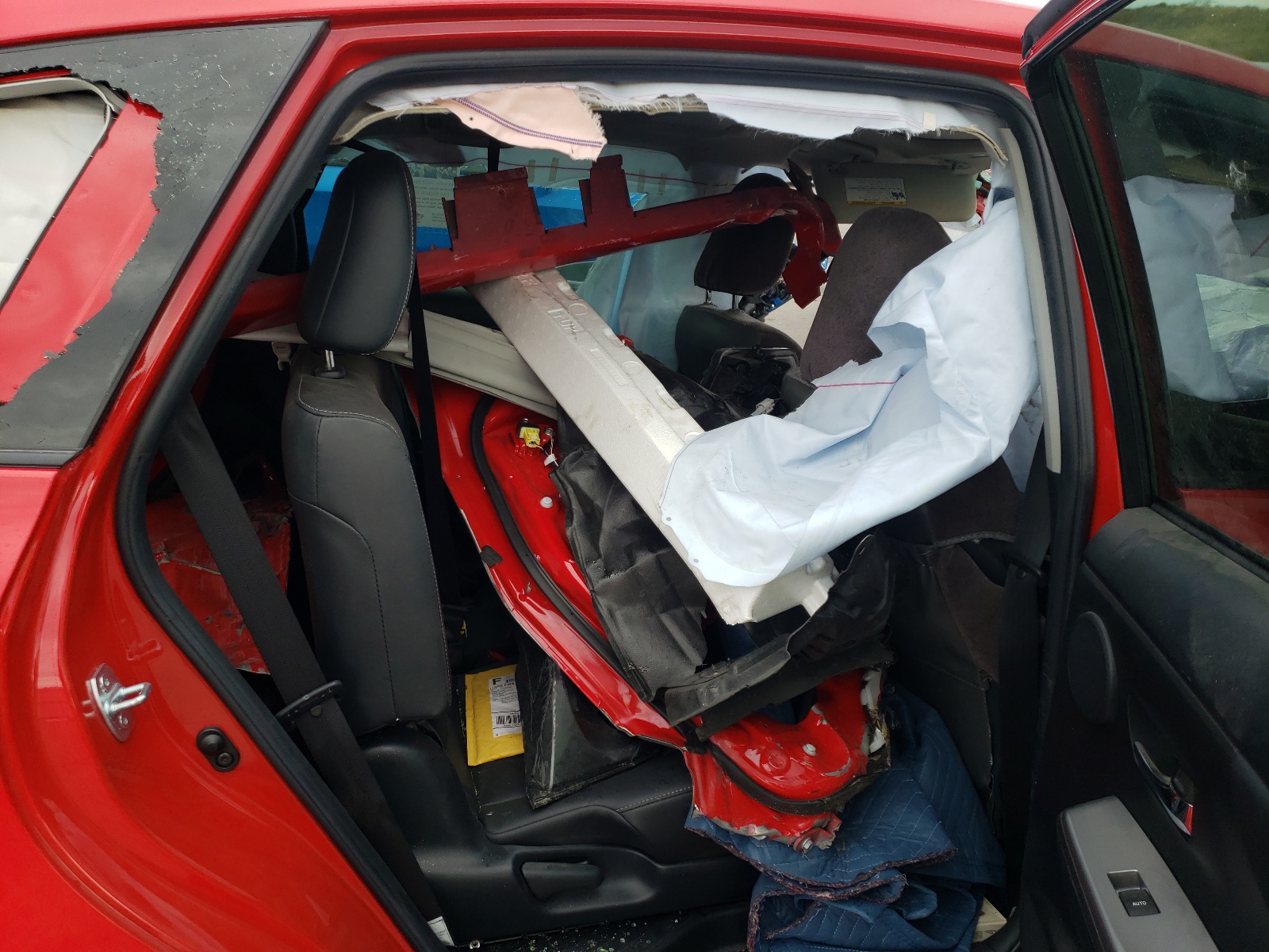 Photo 6 from auction – 2017 TOYOTA PRIUS V with VIN JTDZN3EU0HJ059917