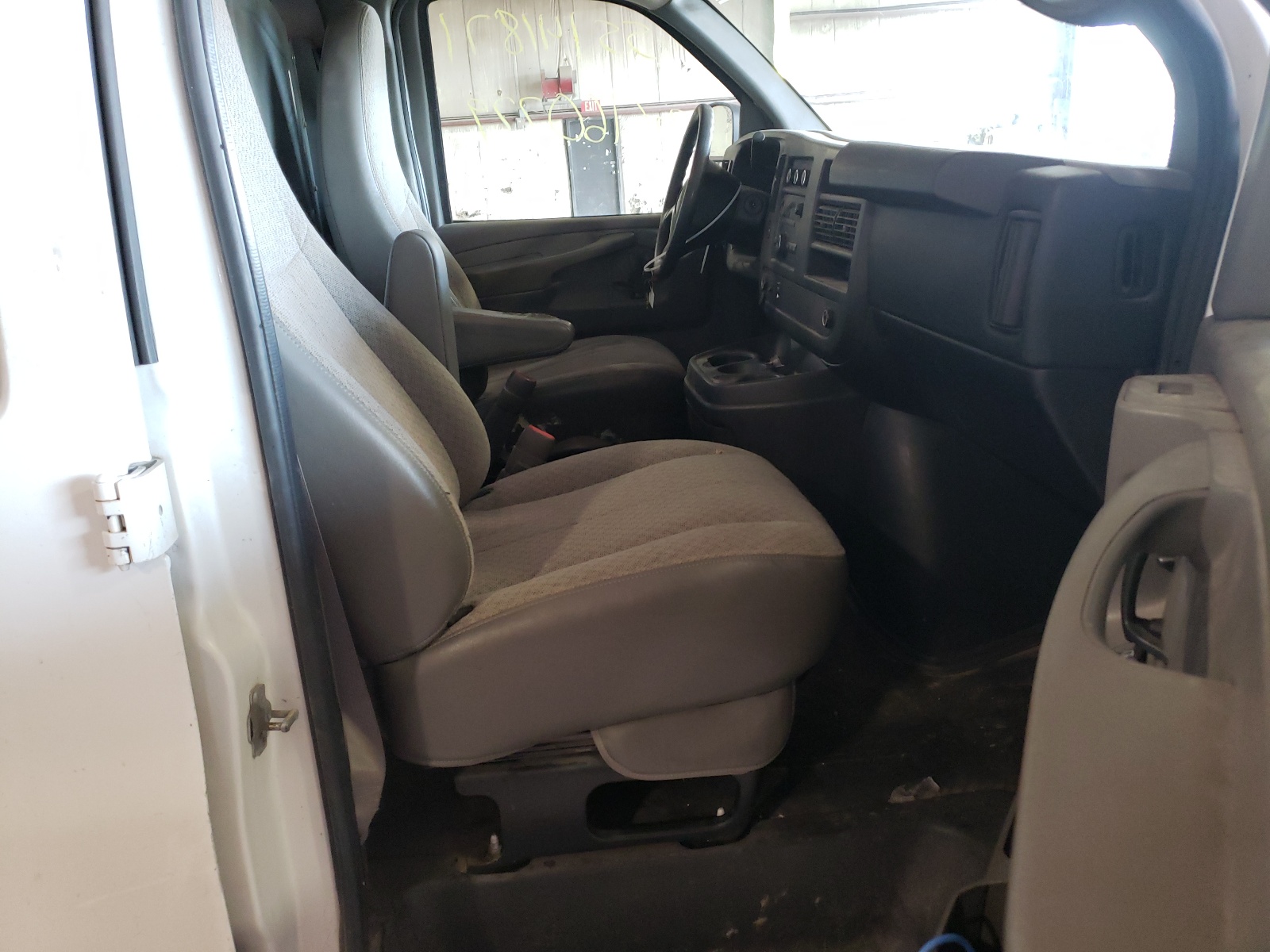 Photo 5 from auction – 2014 GMC SAVANA G25 with VIN 1GTW7FCA8E1912938