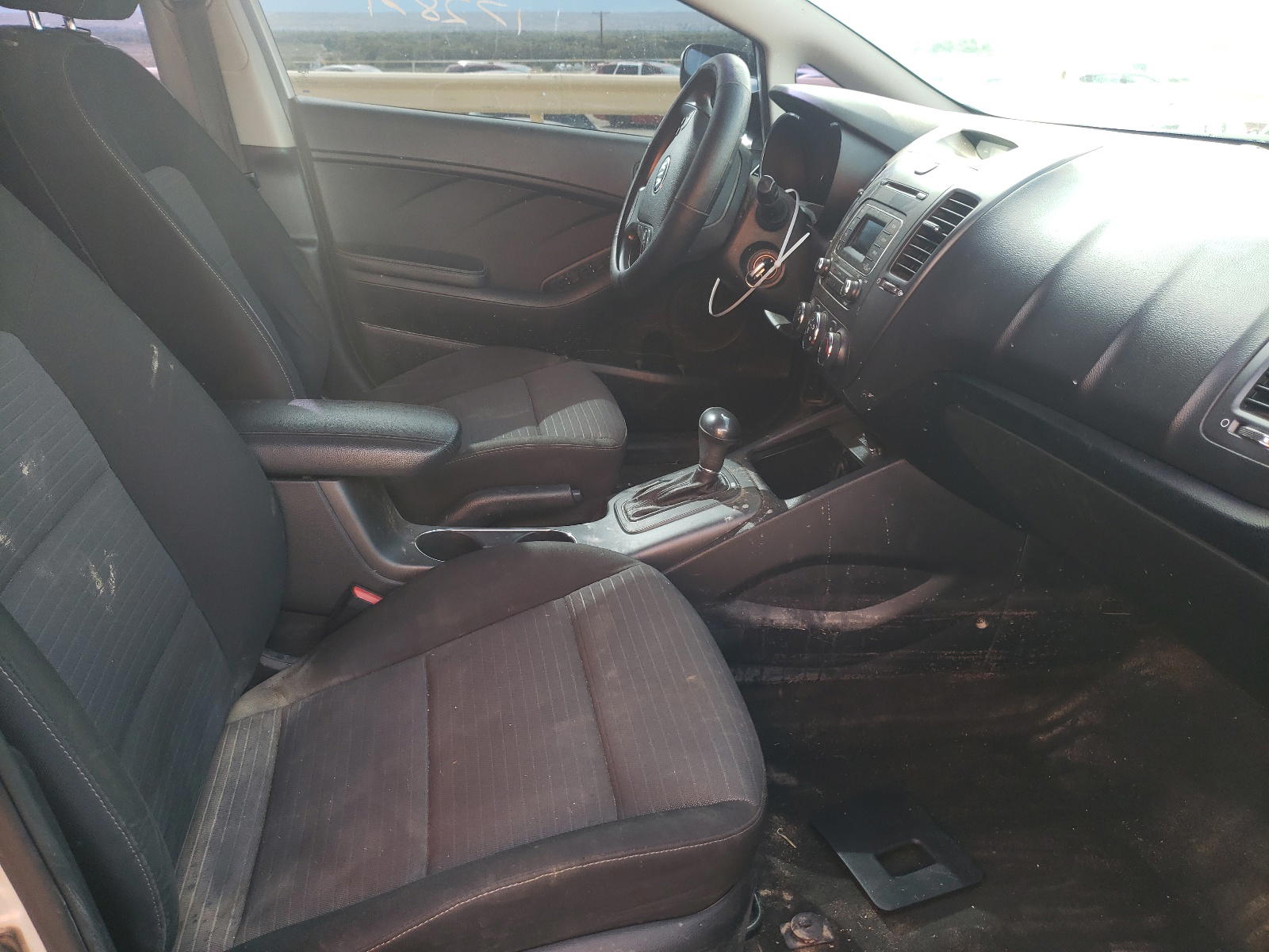 Photo 5 from auction – 2015 KIA FORTE LX with VIN KNAFX4A60F5426229