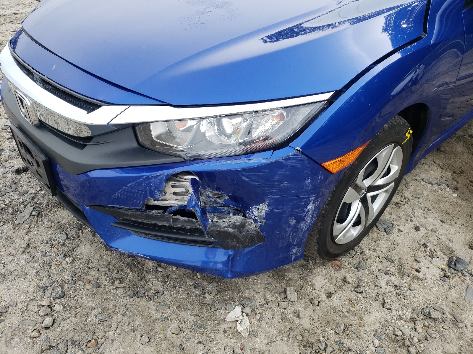 Photo 9 from auction – 2018 HONDA CIVIC LX with VIN 19XFC2F57JE029620
