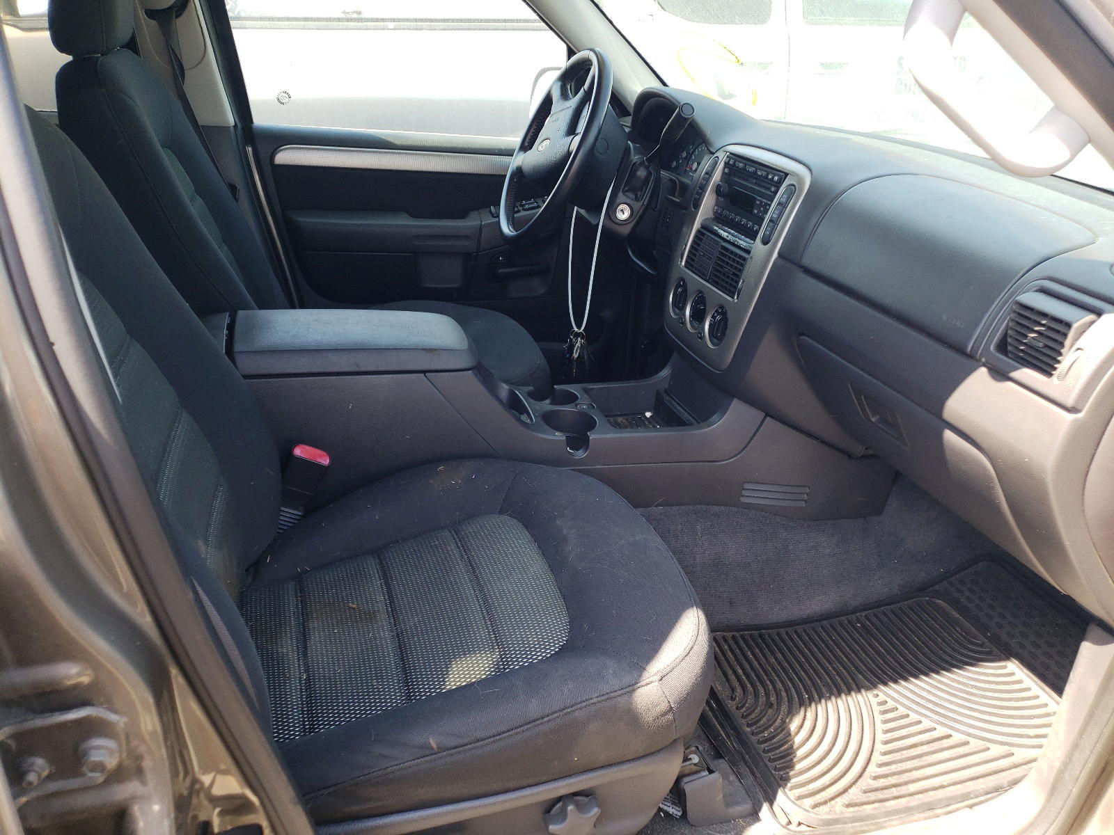 Photo 5 from auction – 2004 FORD EXPLORER with VIN 1FMDU73W93ZA28289