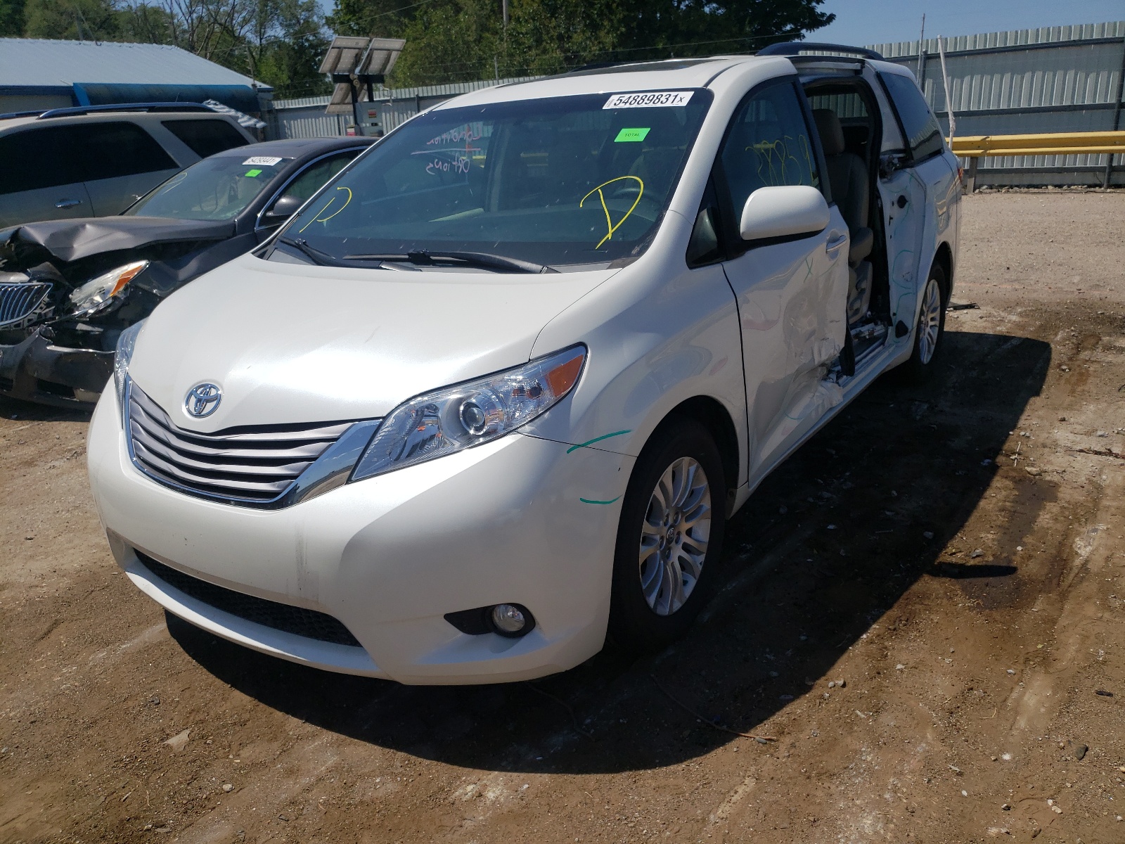 Photo 2 from auction – 2017 TOYOTA SIENNA XLE with VIN 5TDYZ3DC6HS839660