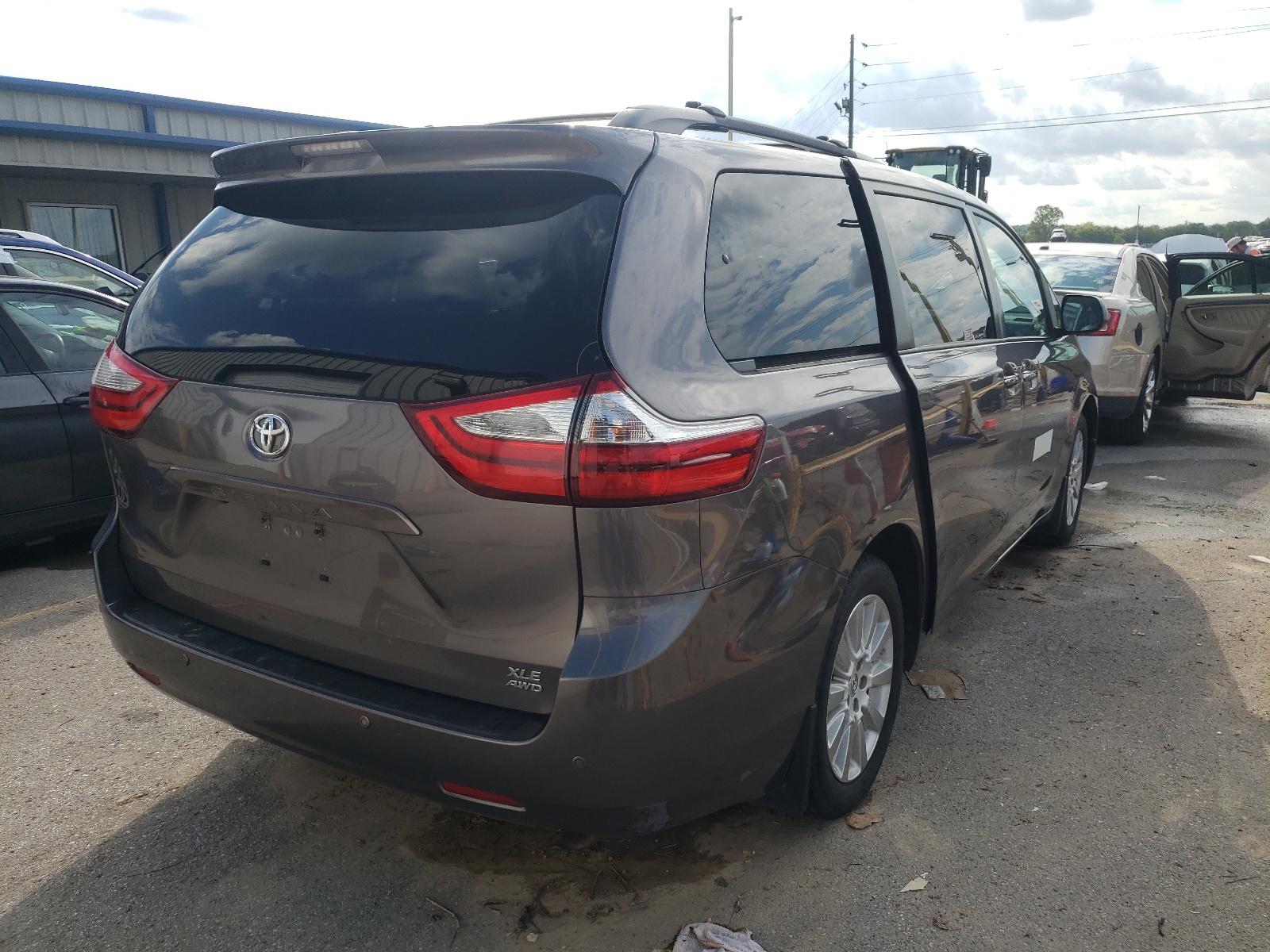Photo 4 from auction – 2015 TOYOTA SIENNA XLE with VIN 5TDDK3DC2FS126996