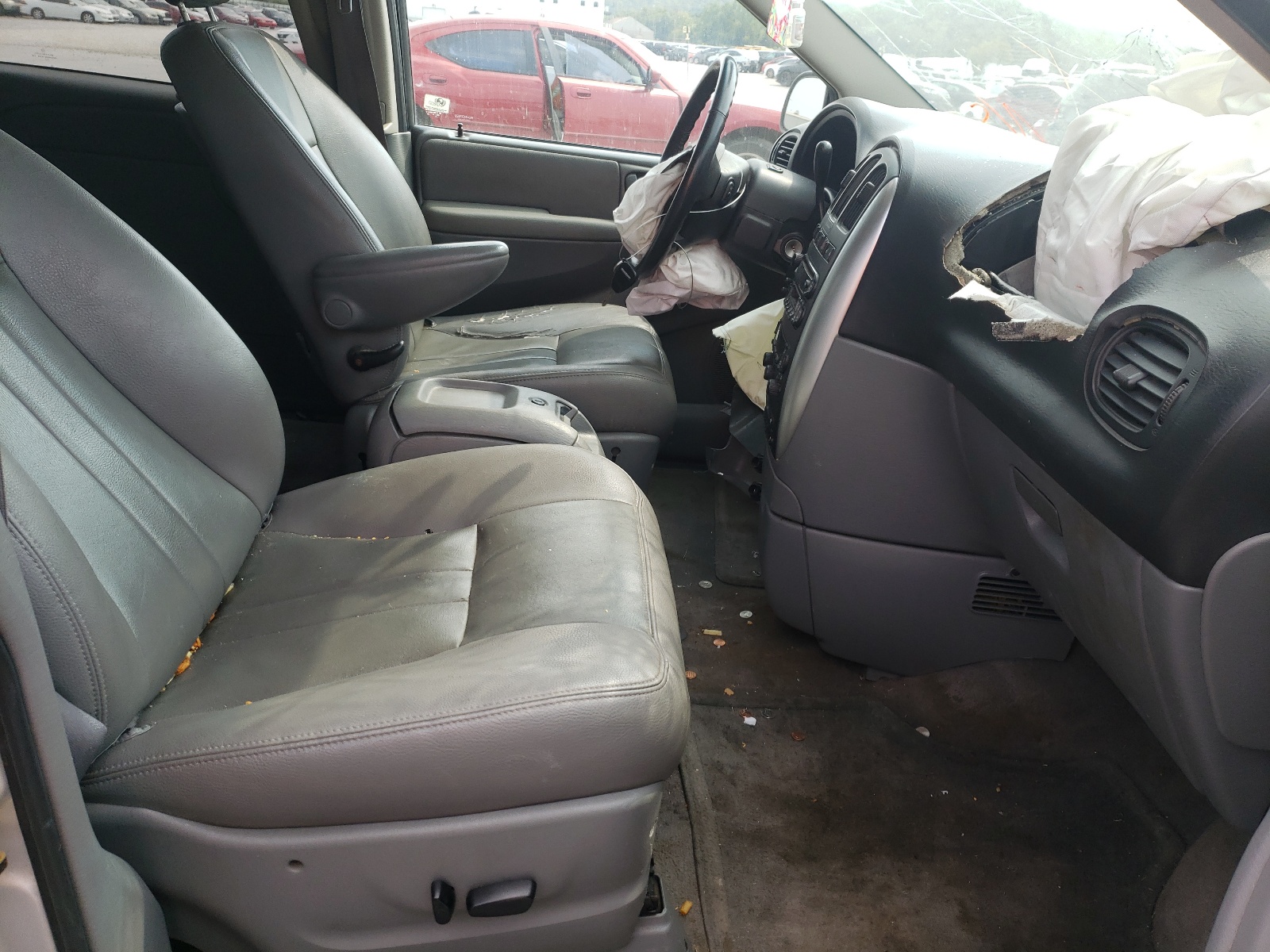 Photo 5 from auction – 2006 CHRYSLER TOWN & COU with VIN 2A4GP54L56R823172