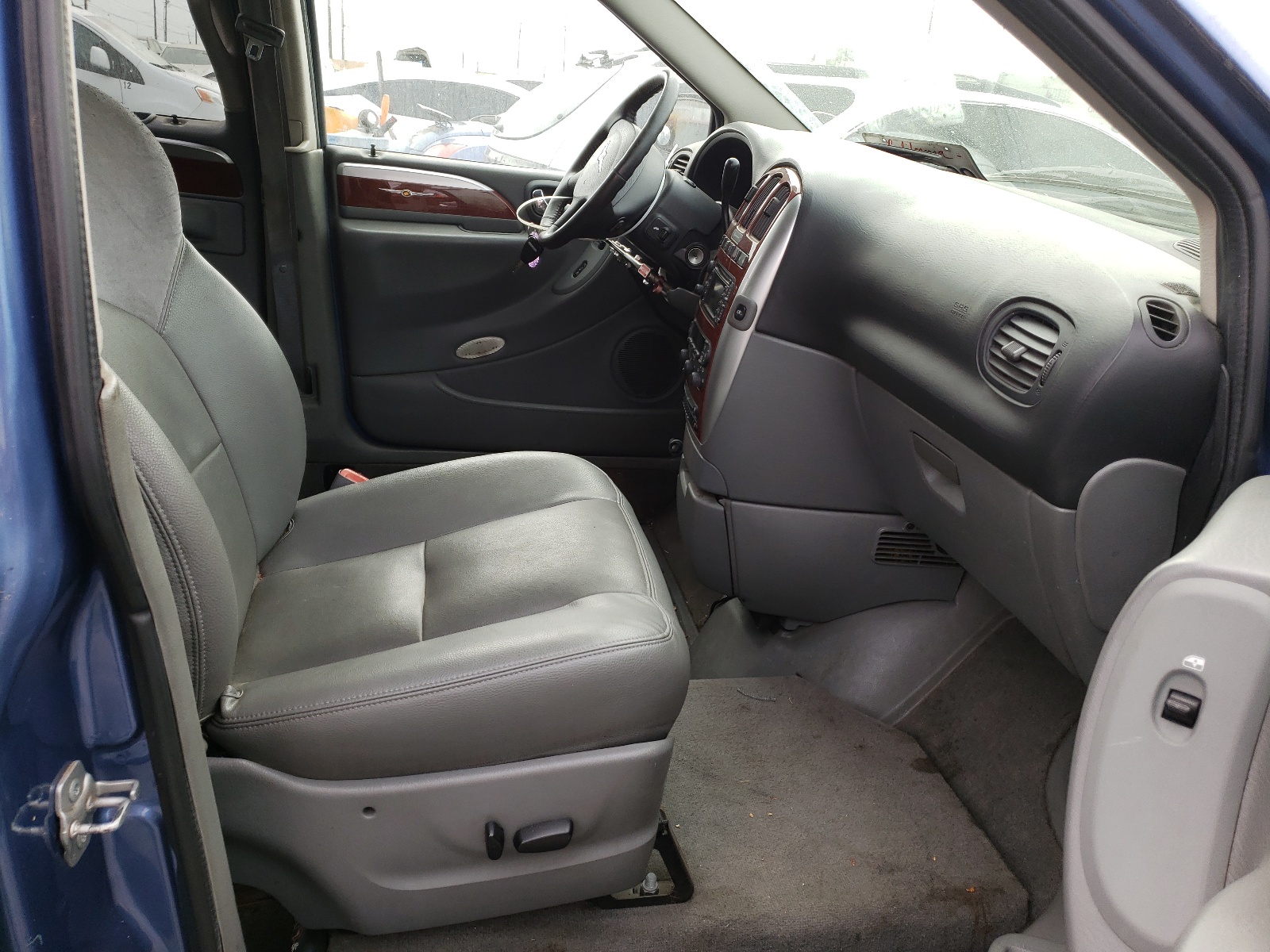 Photo 5 from auction – 2007 CHRYSLER TOWN & COU with VIN 2A4GP64L57R315033
