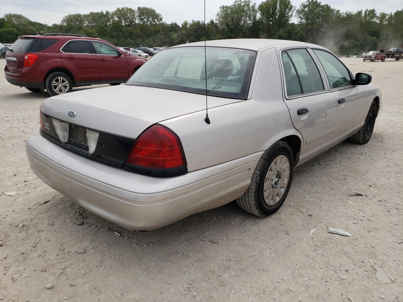 Photo 4 from auction – 2005 FORD CROWN VICT with VIN 2FAFP71W75X119258