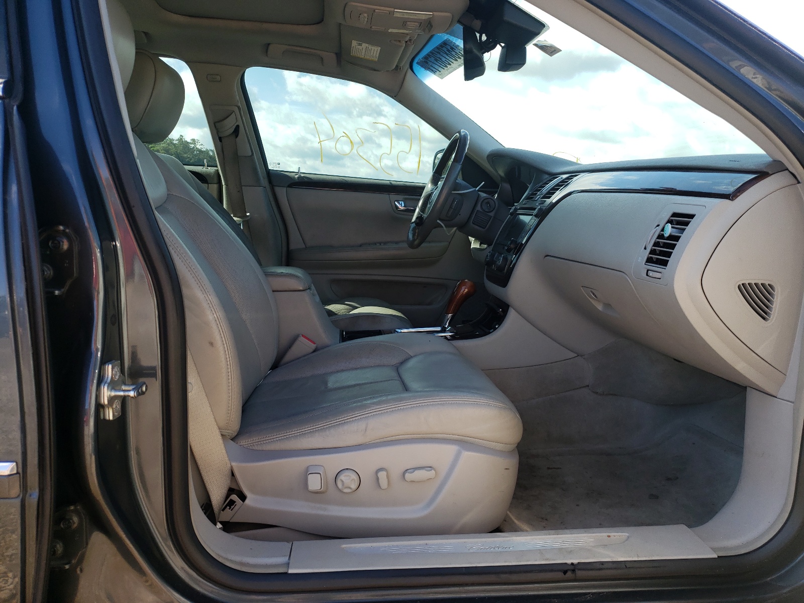 Photo 5 from auction – 2010 CADILLAC DTS PREMIU with VIN 1G6KH5EY3AU102886