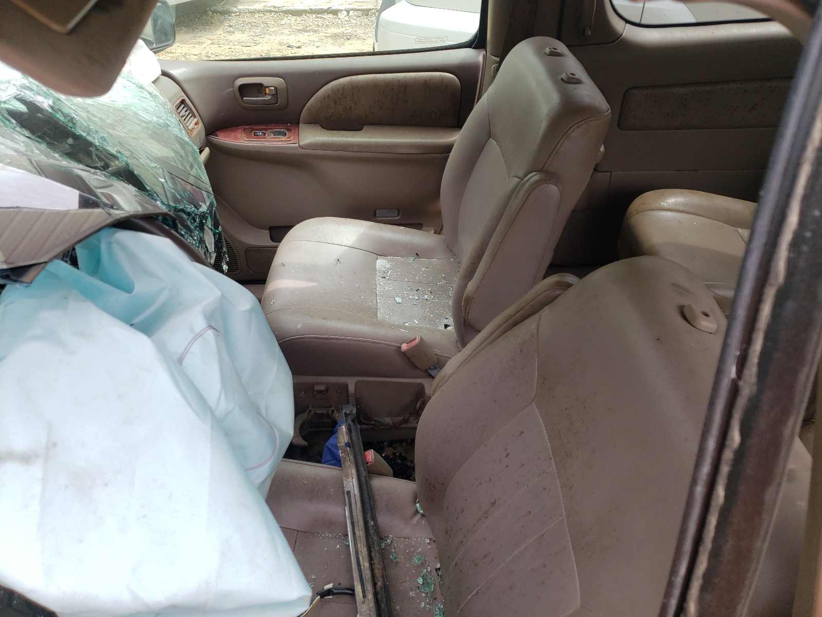 Photo 5 from auction – 2000 TOYOTA SIENNA LE with VIN 4T3ZF13C9YU174528
