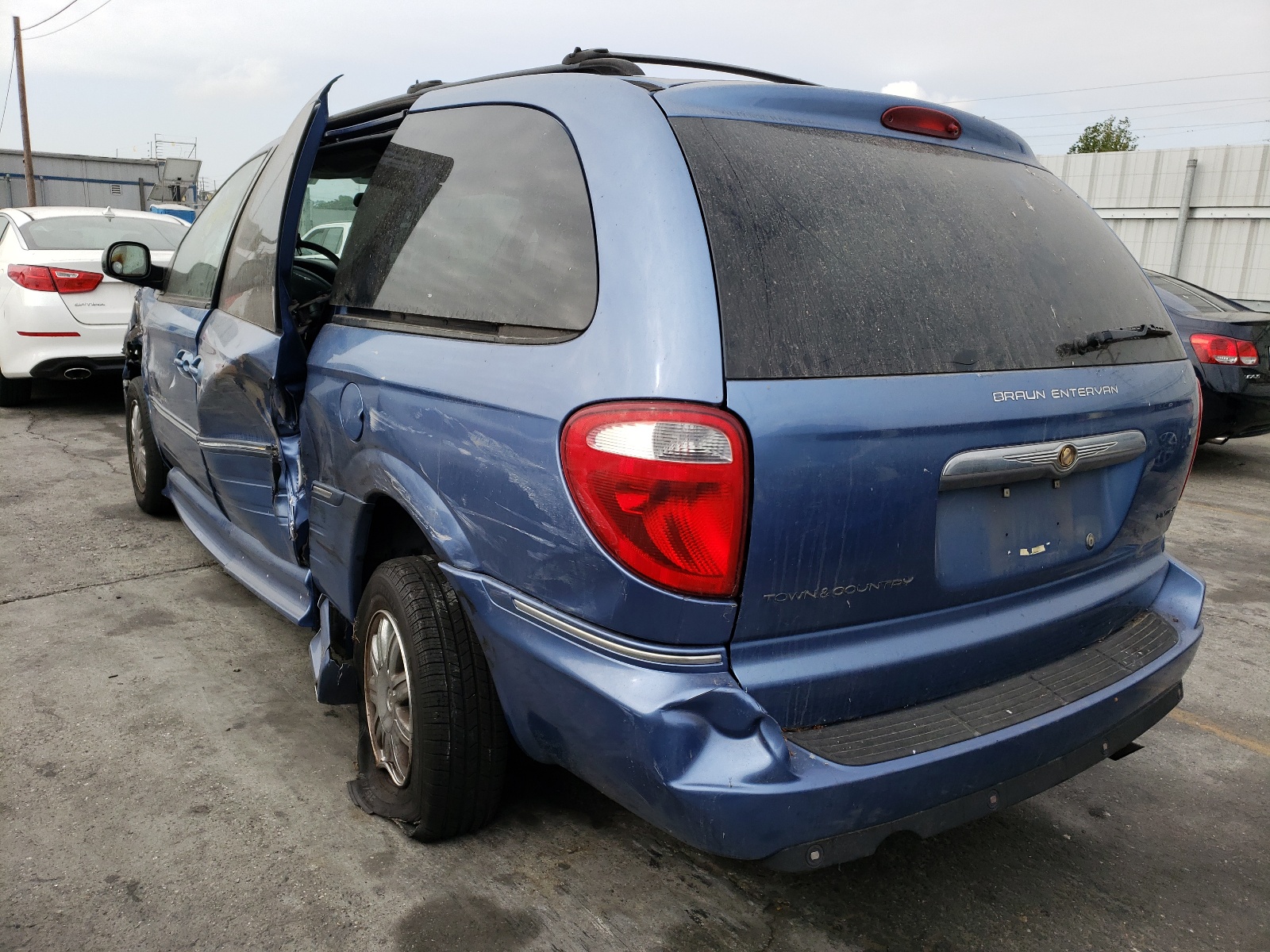 Photo 3 from auction – 2007 CHRYSLER TOWN & COU with VIN 2A4GP64L57R315033