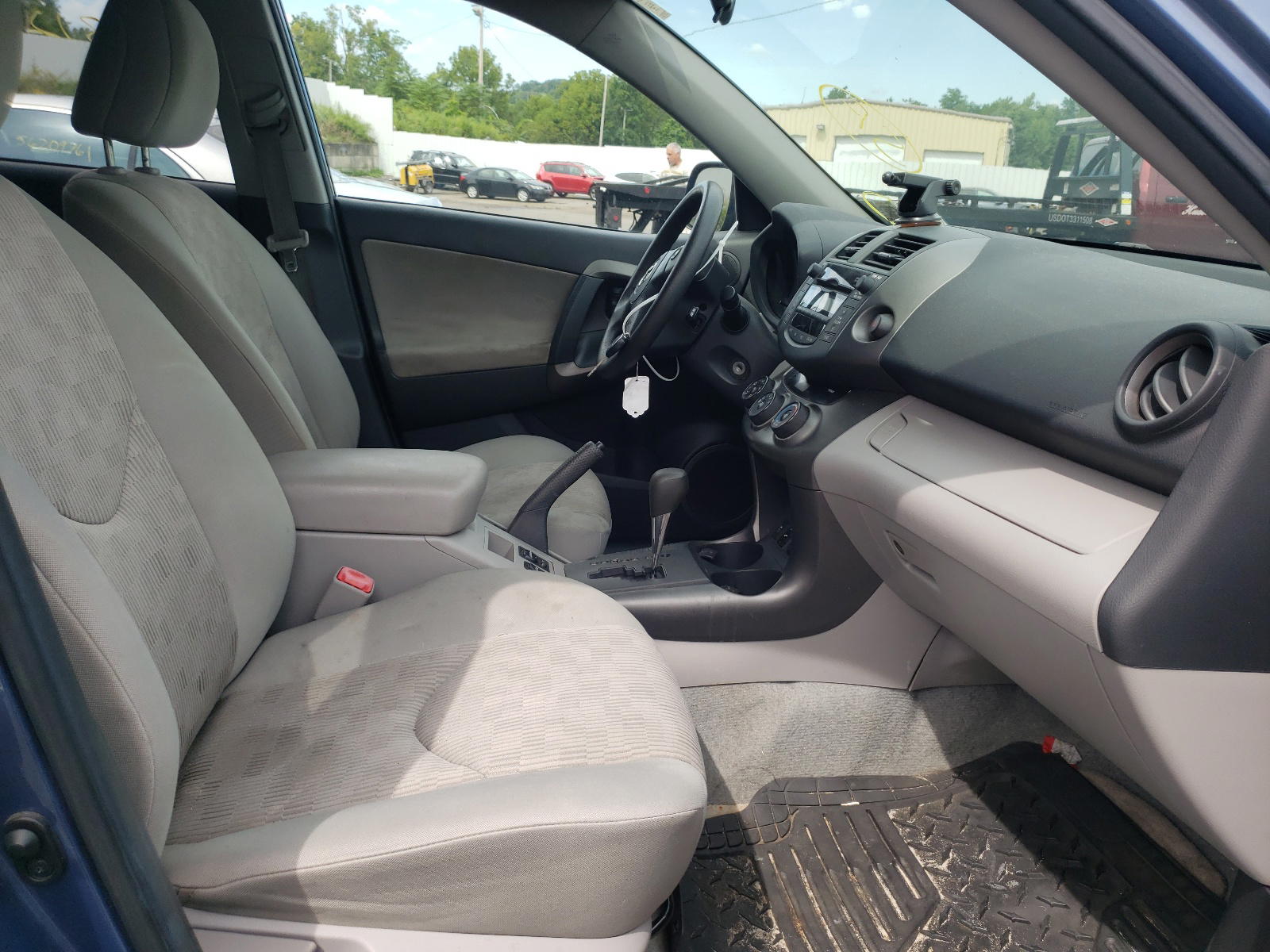 Photo 5 from auction – 2011 TOYOTA RAV4 with VIN 2T3BF4DV1BW095753
