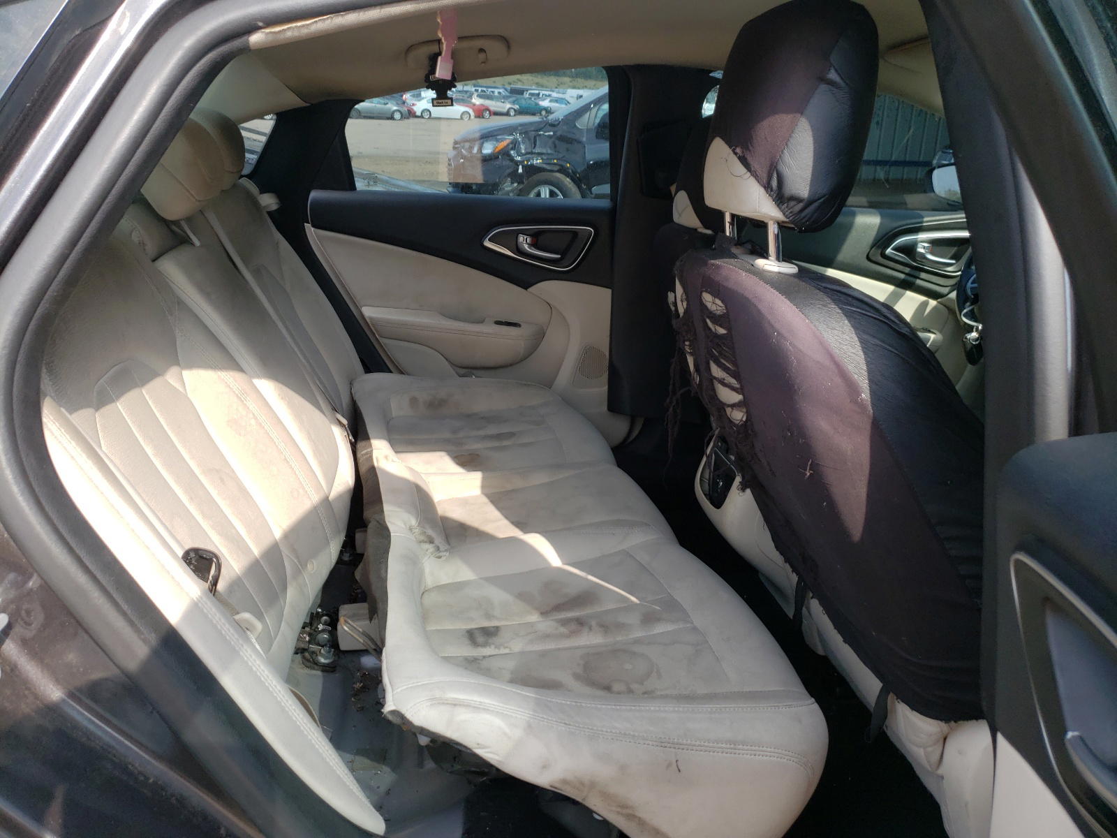 Photo 6 from auction – 2015 CHRYSLER 200 LIMITE with VIN 1C3CCCAB2FN639048