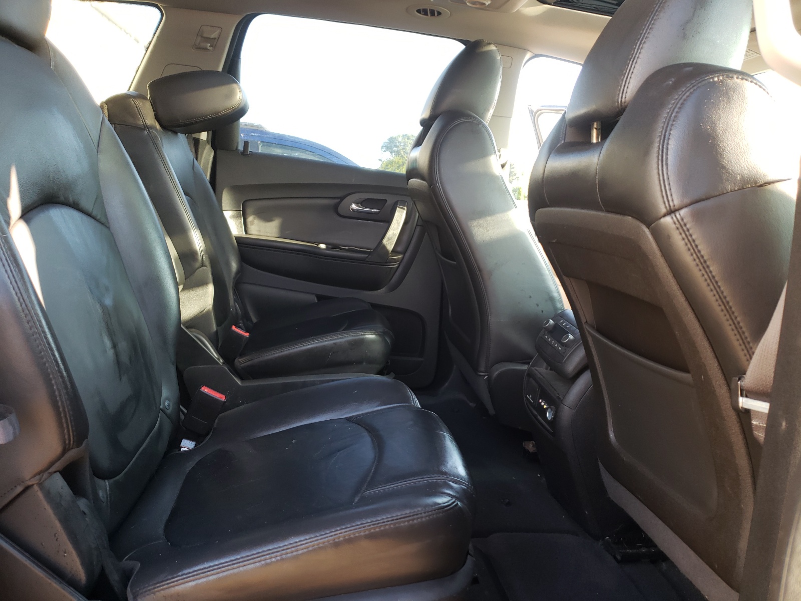صورة رقم 6 من المزاد - 2011 CHEVROLET TRAVERSE L مع VIN 1GNKRJED0BJ197854