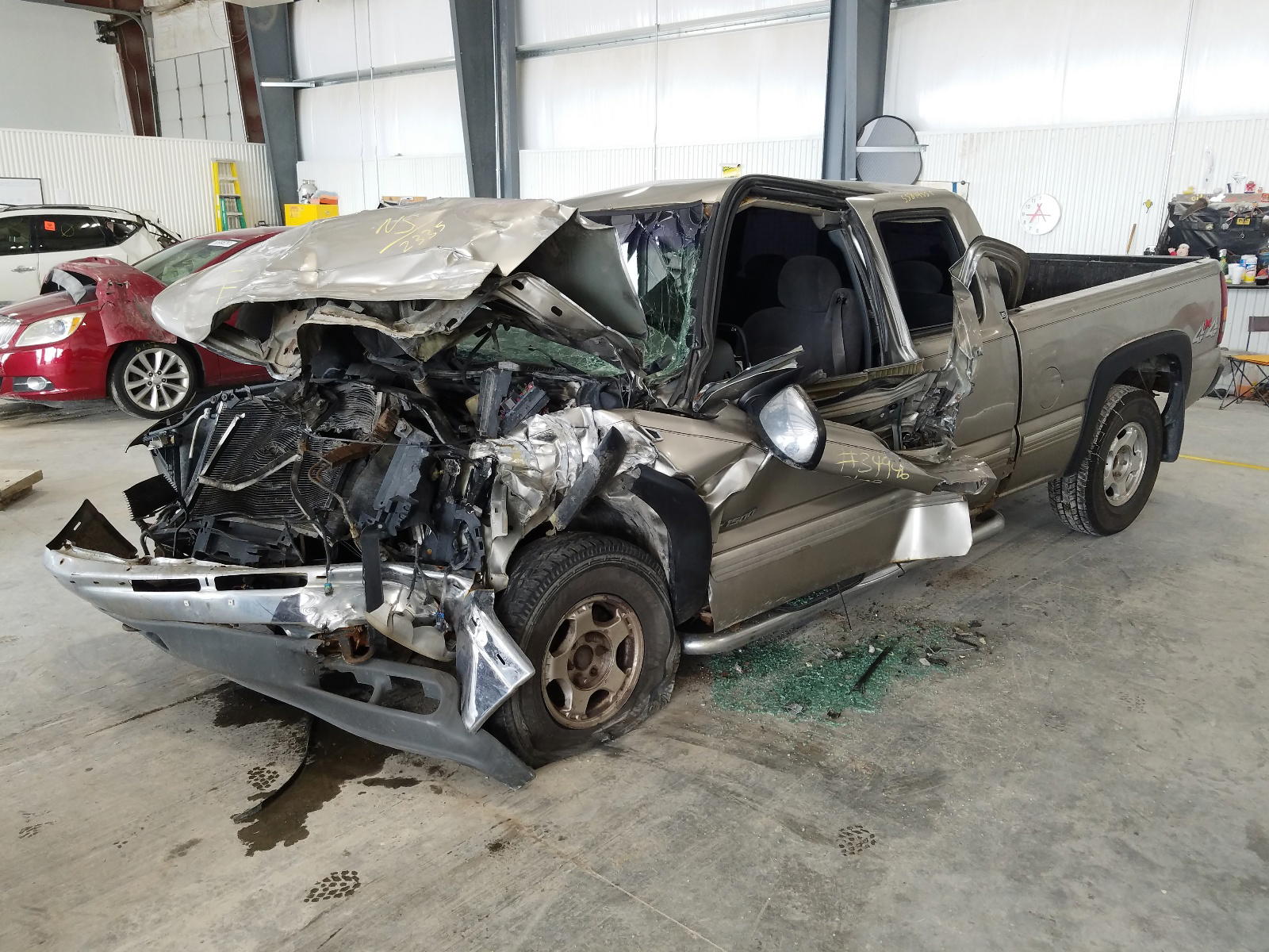 Photo 2 from auction – 2000 CHEVROLET SILVERADO with VIN 1GCEK19T2YZ302335