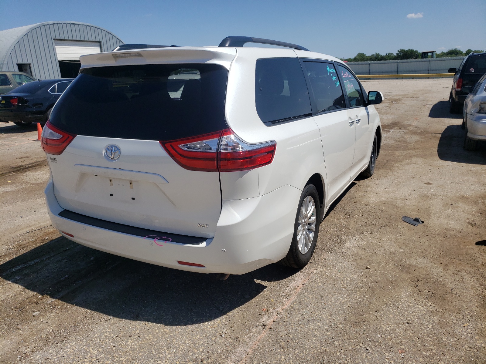 Photo 4 from auction – 2017 TOYOTA SIENNA XLE with VIN 5TDYZ3DC6HS839660